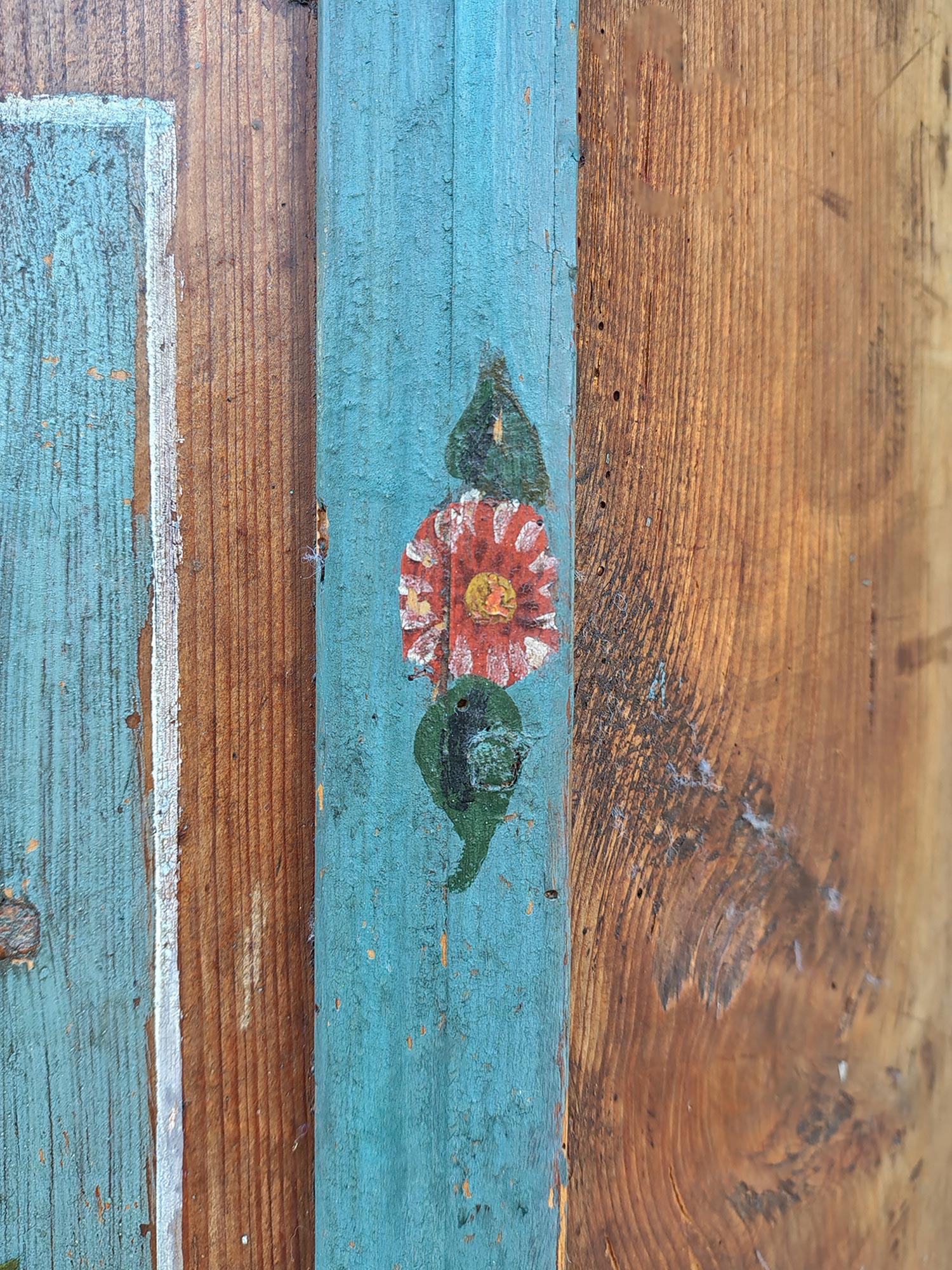 1841 Armoire peinte à motifs floraux bleus - Alpes européennes en vente 3