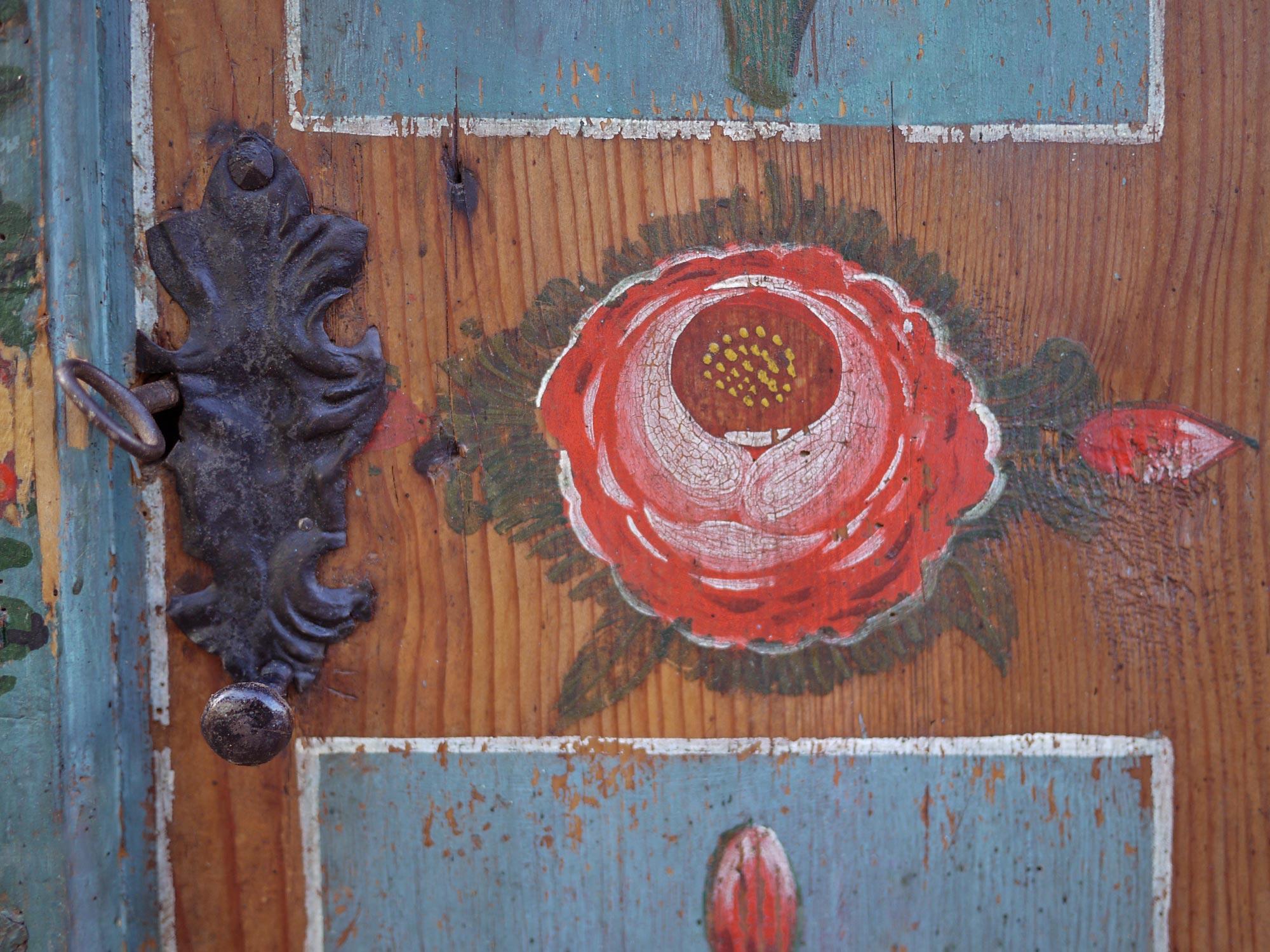 1841 Armoire peinte à motifs floraux bleus - Alpes européennes en vente 8