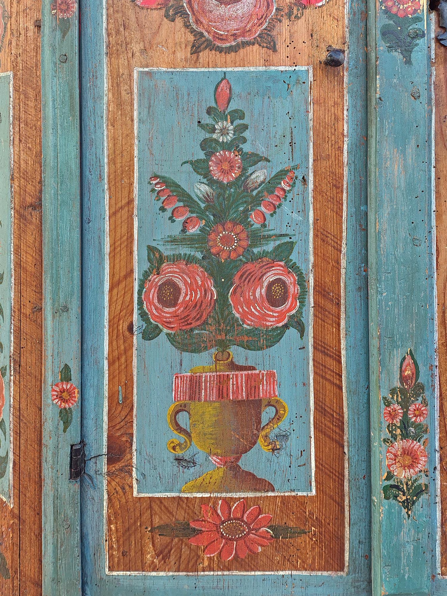 Sapin 1841 Armoire peinte à motifs floraux bleus - Alpes européennes en vente