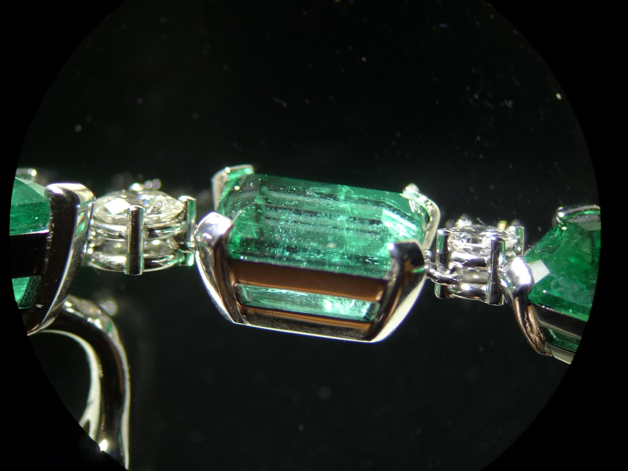 18.41 Carat Natural Colombian Emerald White Gold Diamond Earrings In New Condition For Sale In Munich, DE