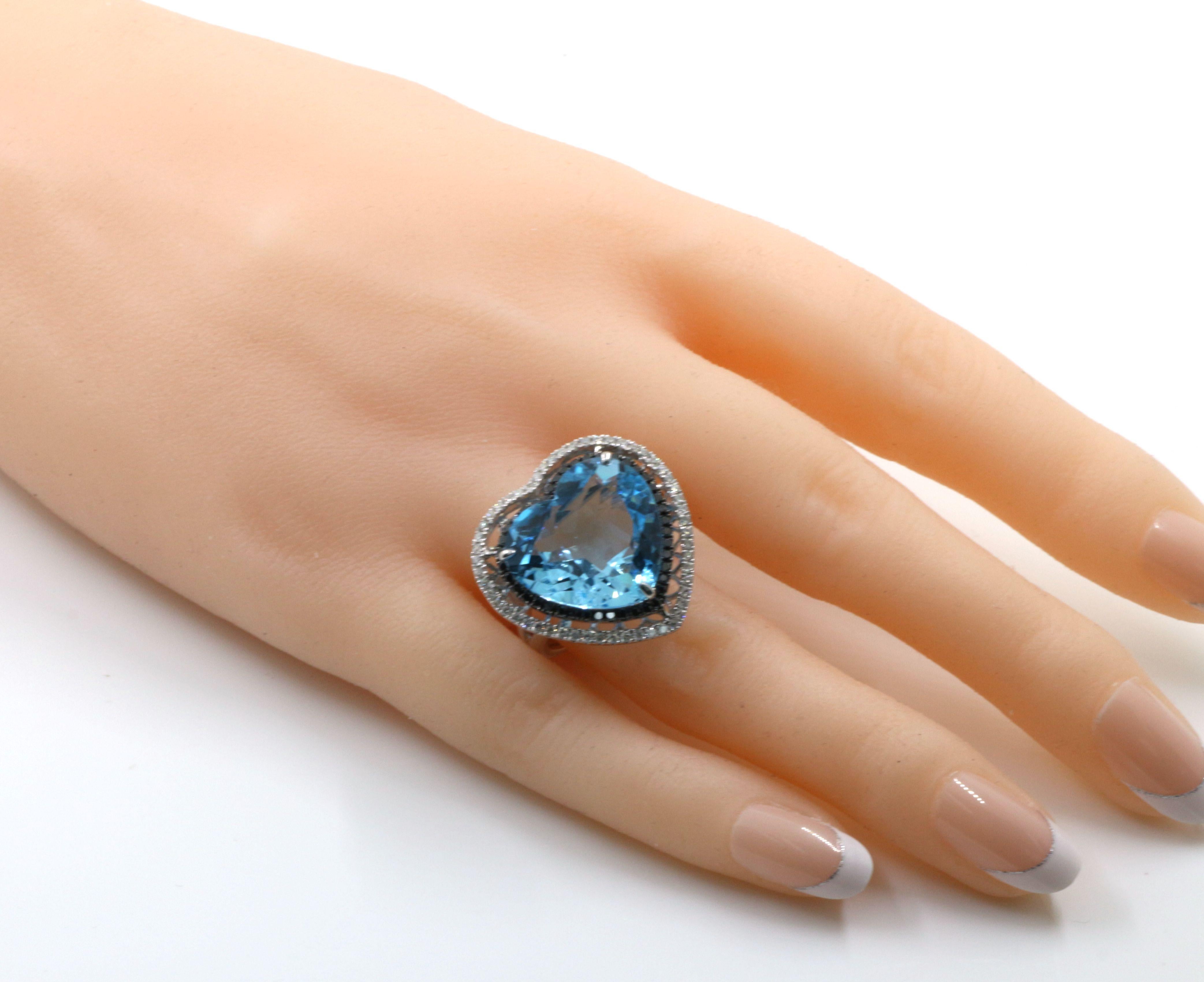 18.42Carat Blue Topaz Heart Cut Diamond Cocktail Ring in 18 Karat White Gold Contemporáneo en venta