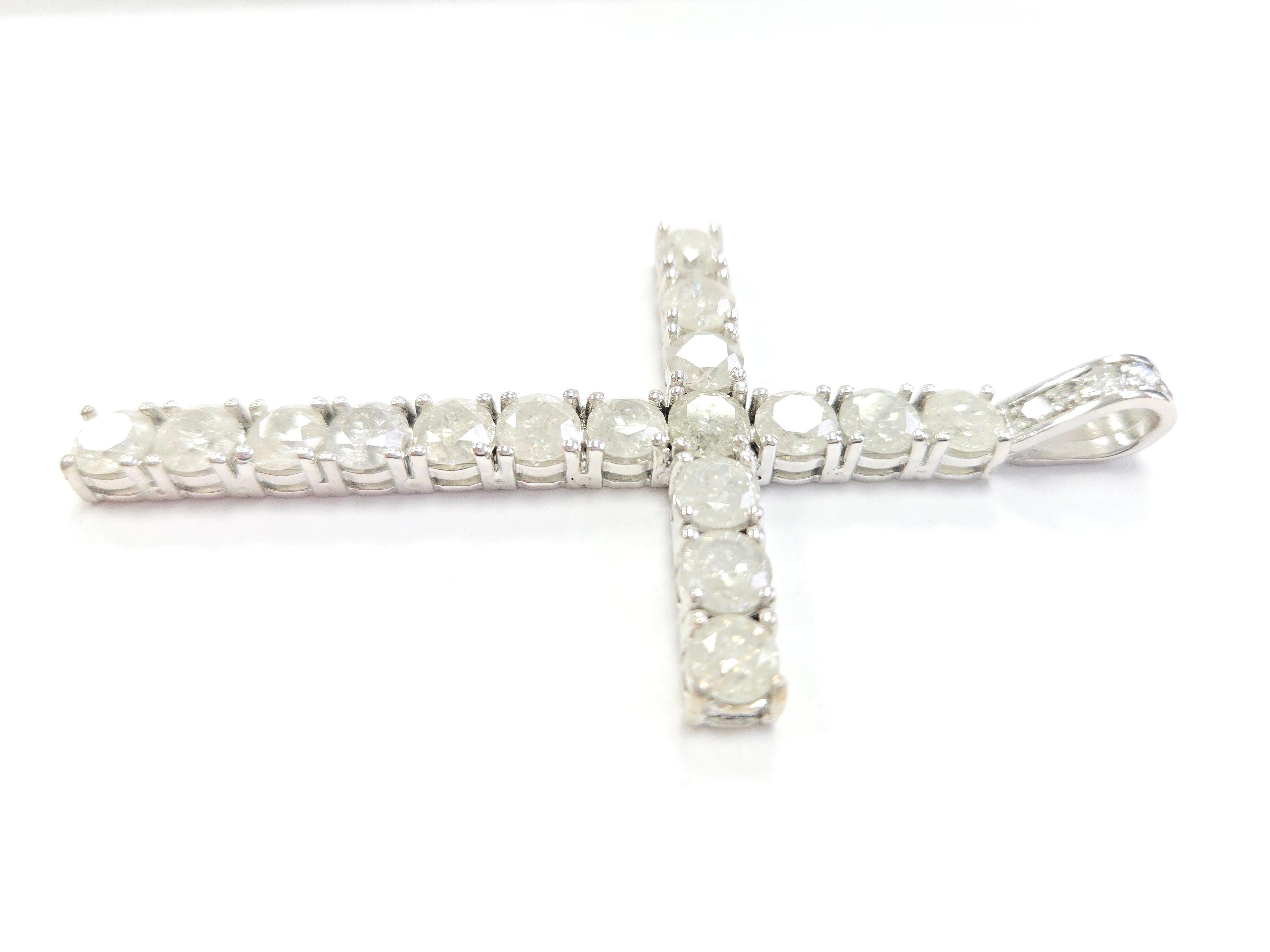 Großer Kreuz-Anhänger aus 14 Karat Weißgold und Diamanten. Ein Gesamtgewicht von 18,42 Karat Diamanten im Rundschliff.

Durchschnittliche Farbe: H
Durchschnittliche Klarheit: I3
17 Stück natürliche Diamanten
Abmessungen: 3,40 L x 1,80 B x 0,20 T Zoll