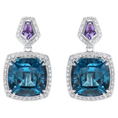 Boucles d'oreilles en goutte avec topaze bleue de Londres de 18,43 carats en or 18 carats avec améthyste et diamant.