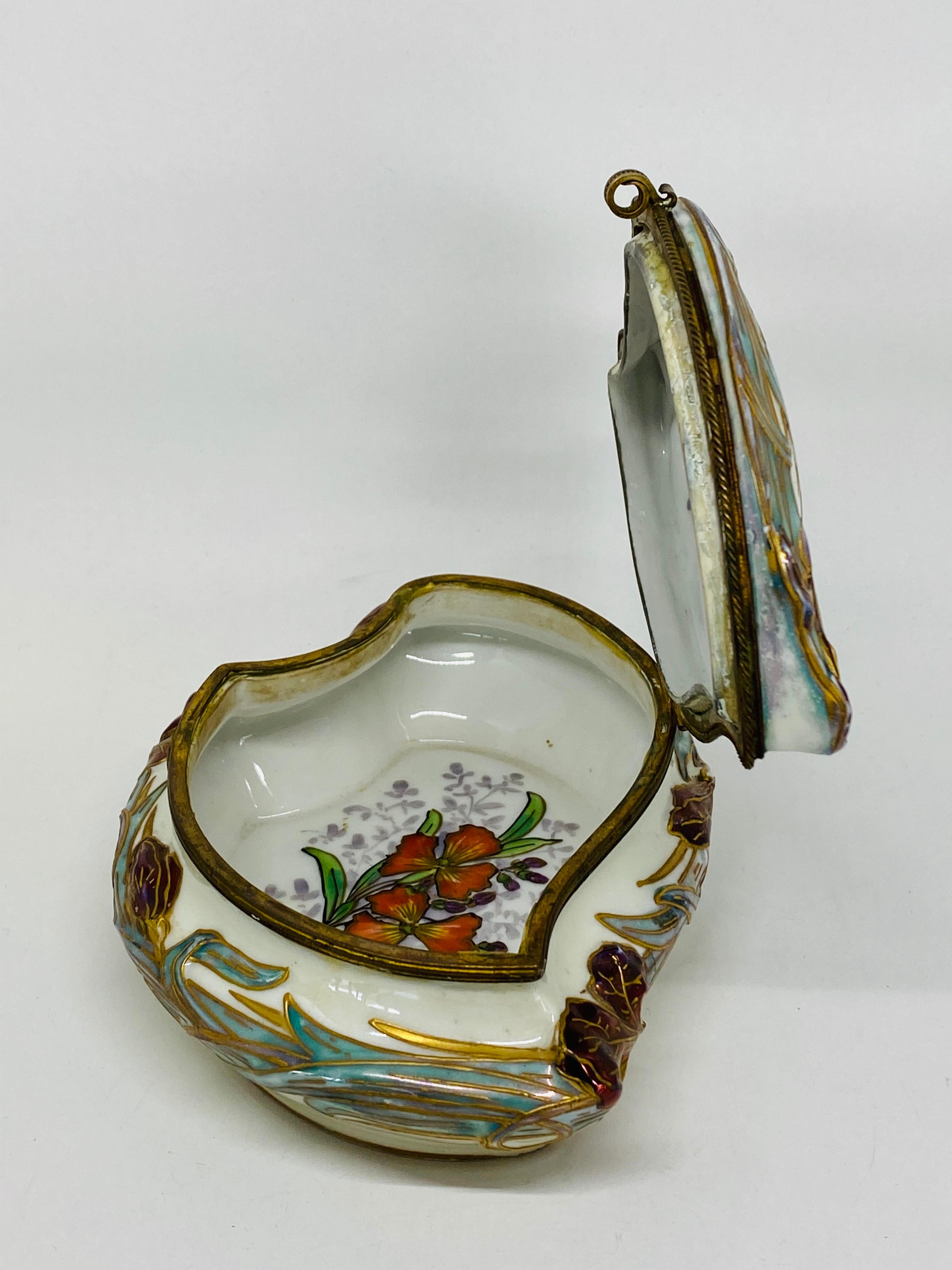 Boîte à bijoux décorative française victorienne en porcelaine de Sèvres et bronze des années 1844 en vente 6