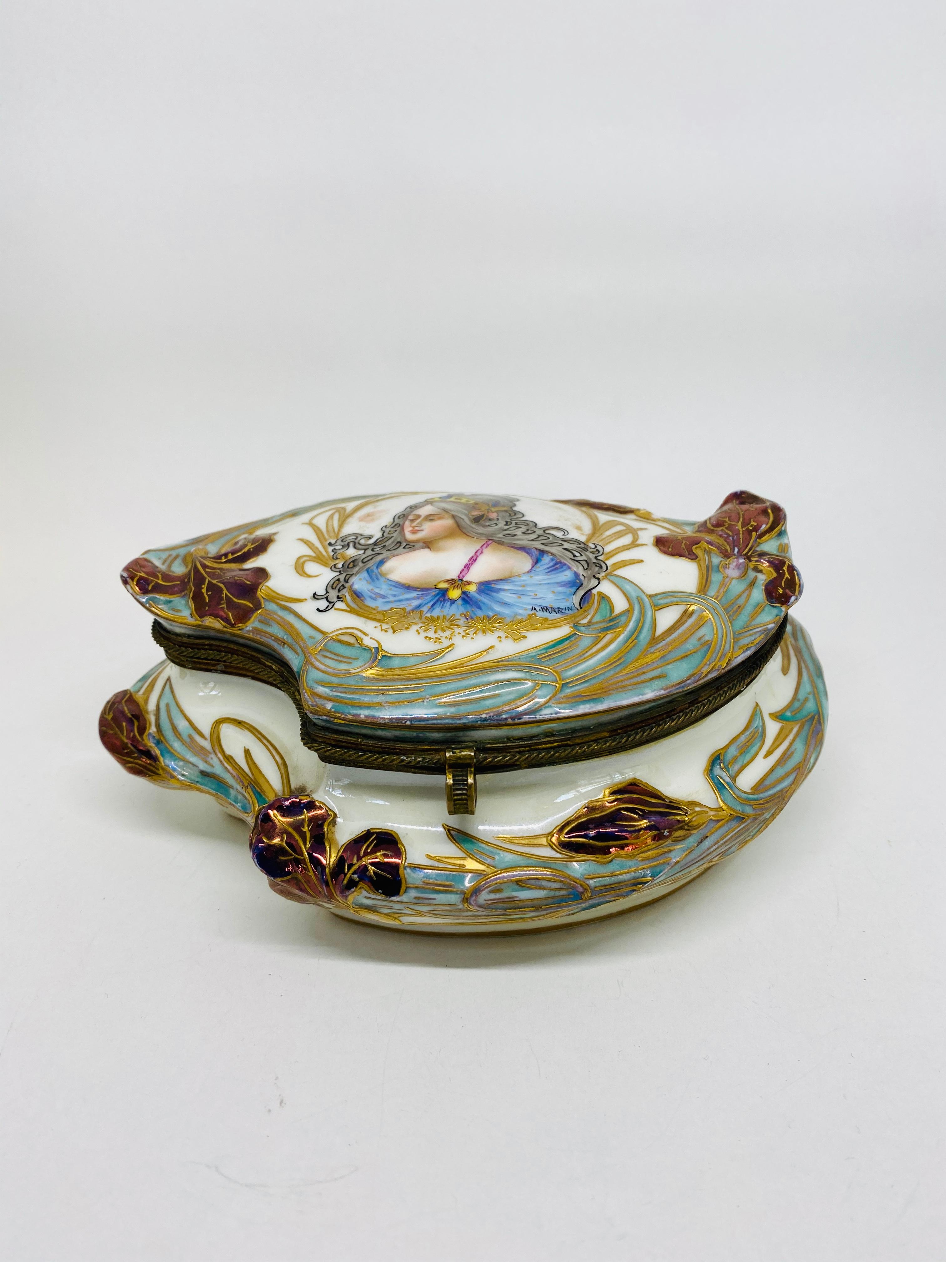 boîte à bijoux en porcelaine de Sèvres et bronze de style Victorien 1844

Détails du produit :
Circa 1844
Porcelaine avec détails en bronze
Peint à la main à l'intérieur et à l'extérieur
Signé A. Marin sur le dessus et Château des Tuileries, 1844