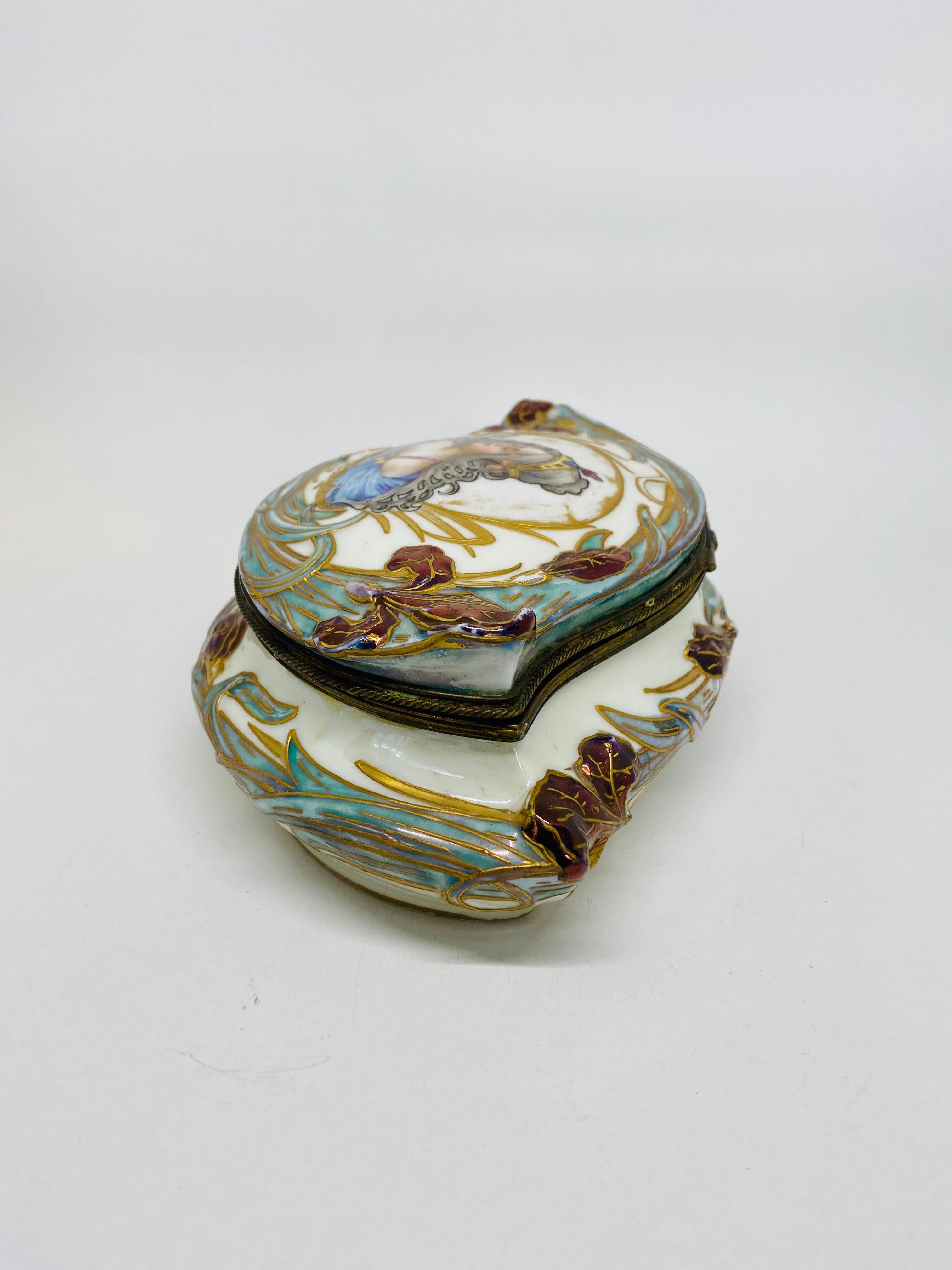 Beige Boîte à bijoux décorative française victorienne en porcelaine de Sèvres et bronze des années 1844 en vente