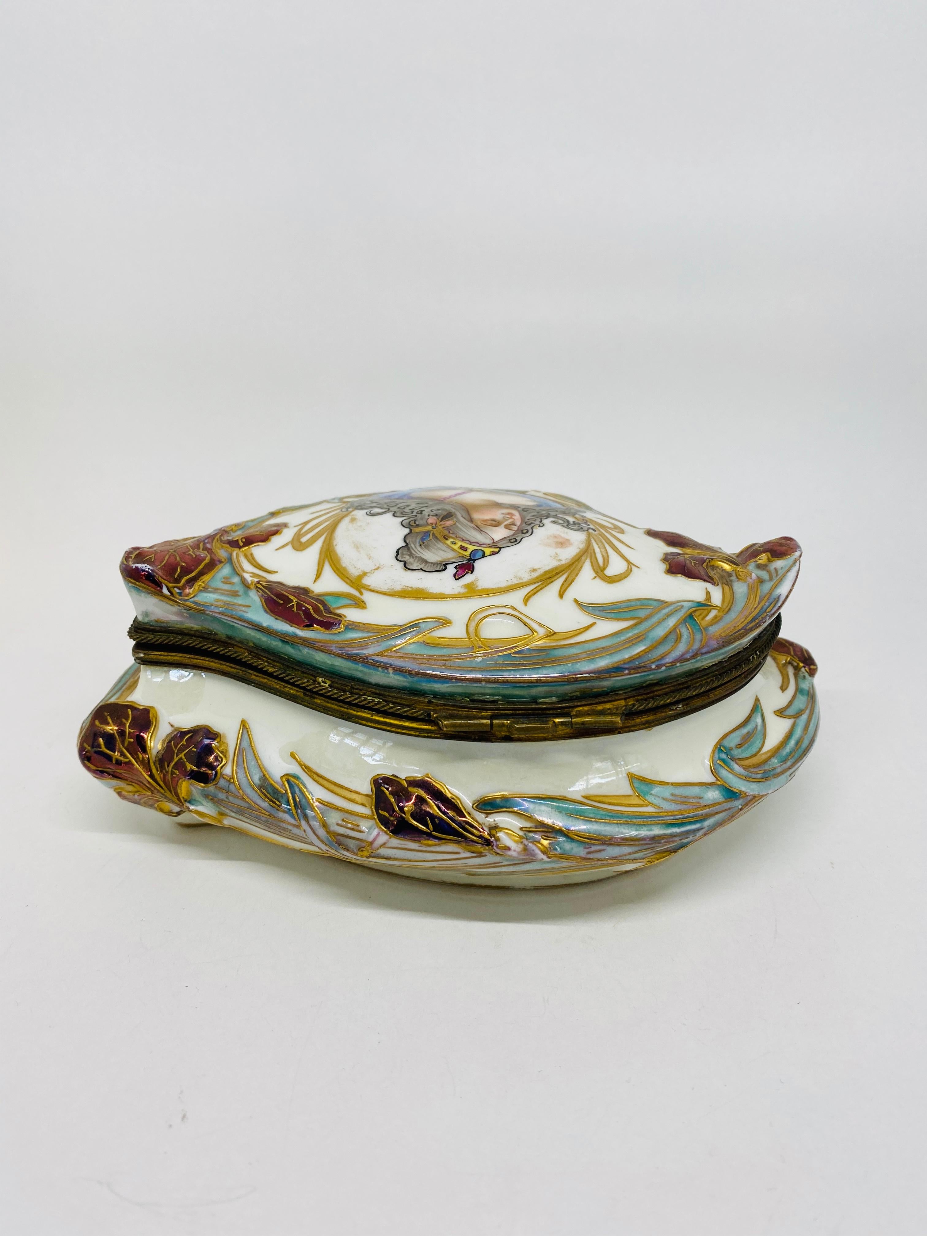 Boîte à bijoux décorative française victorienne en porcelaine de Sèvres et bronze des années 1844 Excellent état - En vente à Beverly Hills, CA