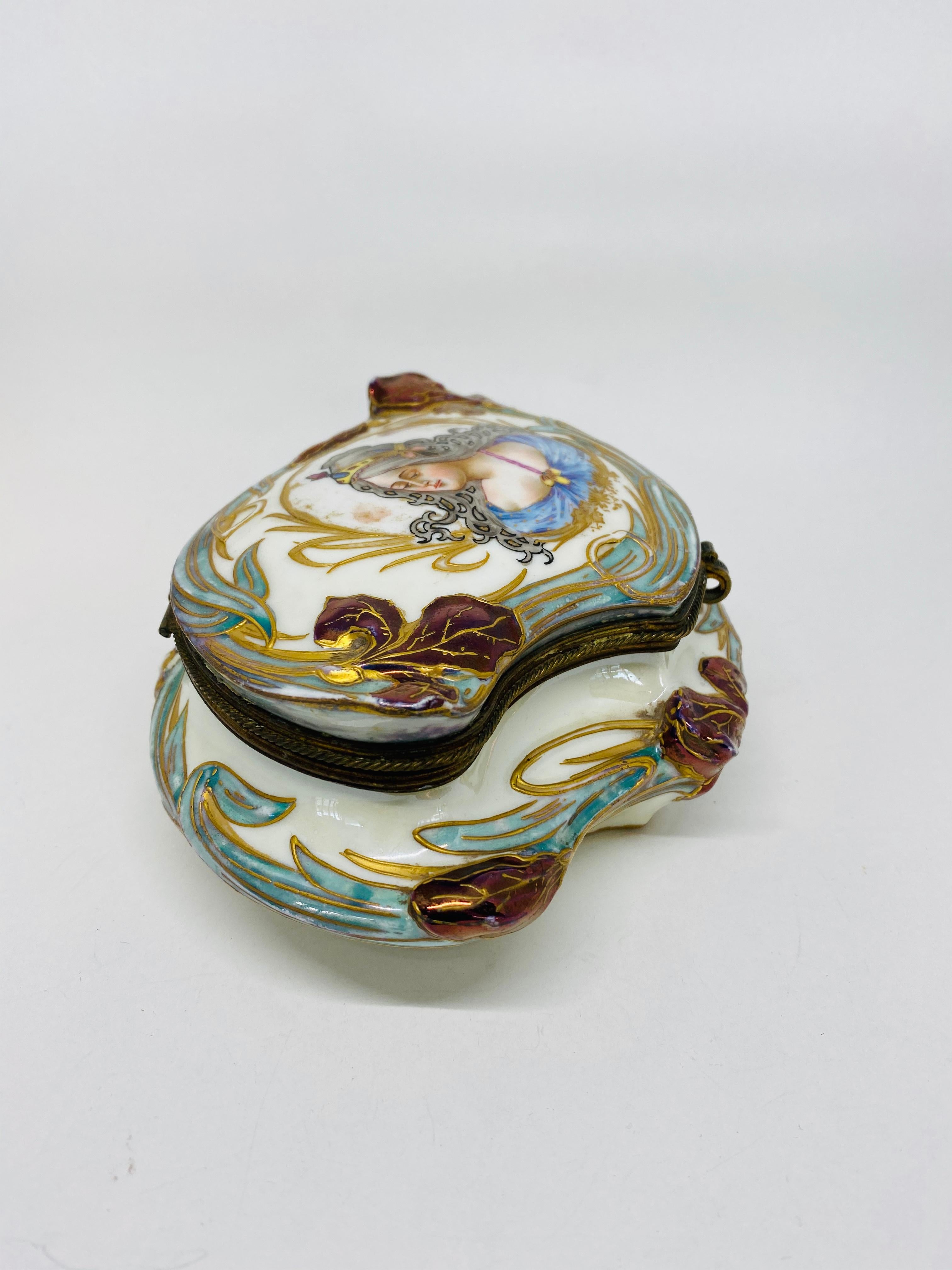 Boîte à bijoux décorative française victorienne en porcelaine de Sèvres et bronze des années 1844 Unisexe en vente