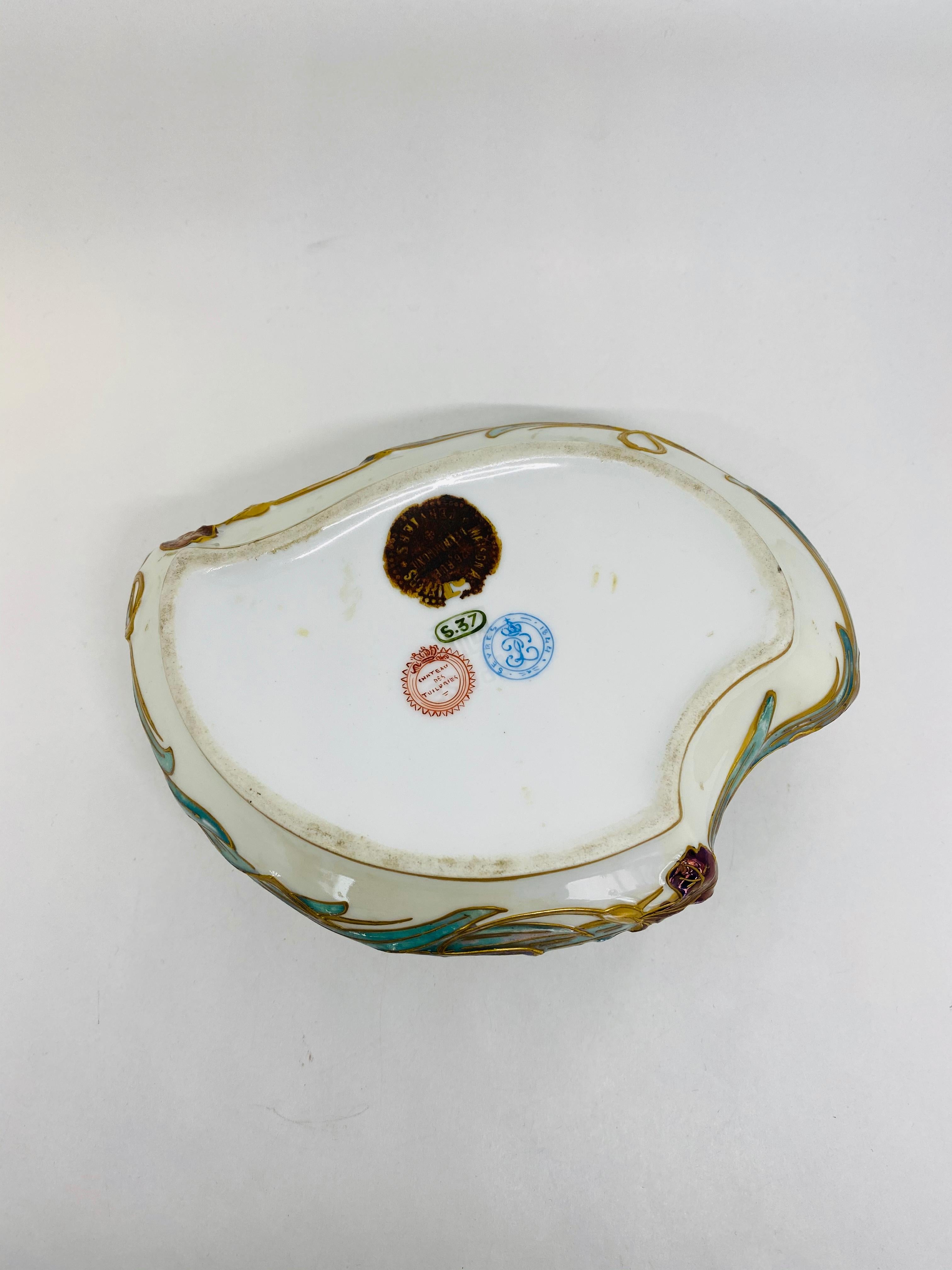 Boîte à bijoux décorative française victorienne en porcelaine de Sèvres et bronze des années 1844 en vente 2