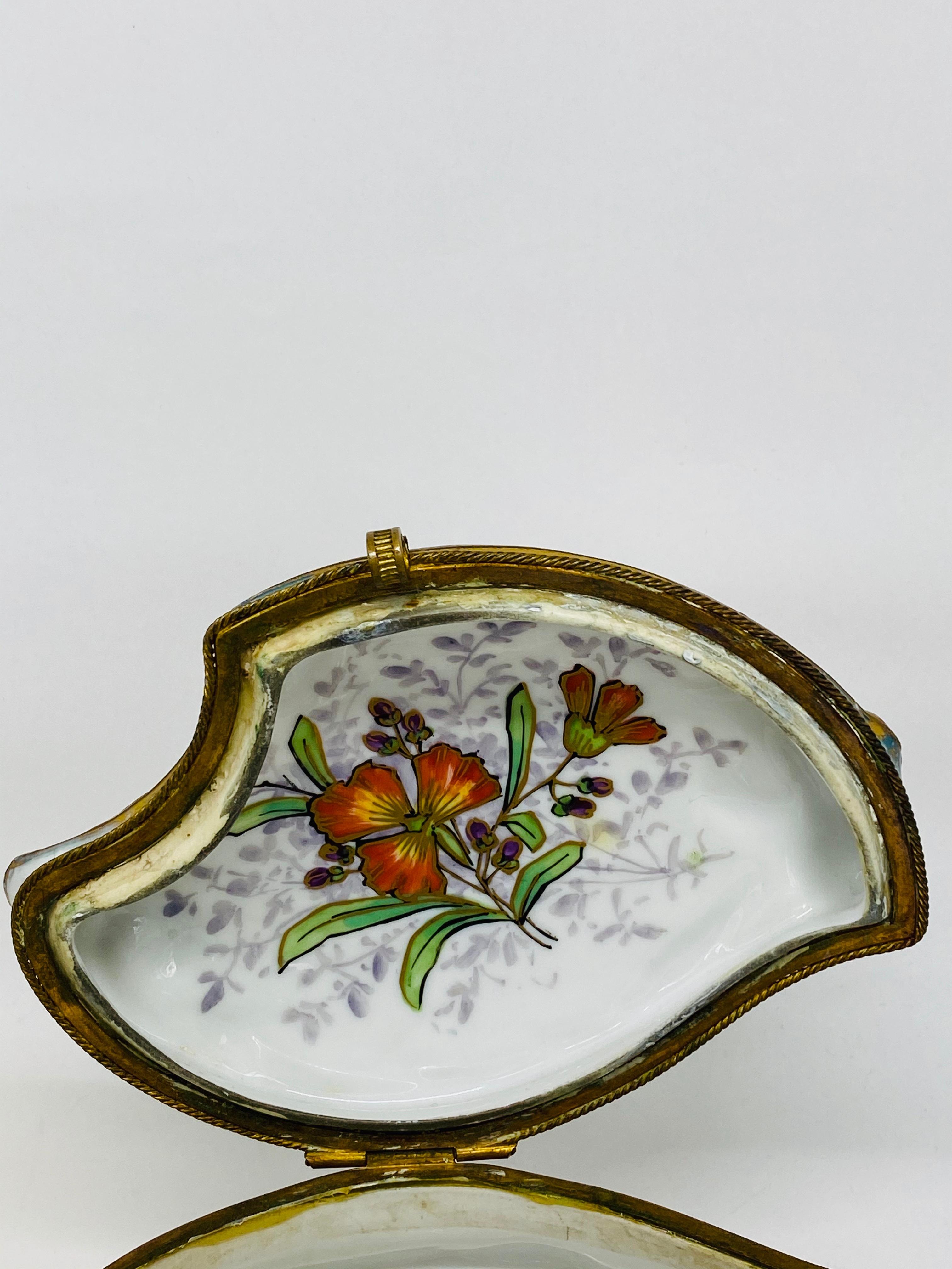 Boîte à bijoux décorative française victorienne en porcelaine de Sèvres et bronze des années 1844 en vente 4