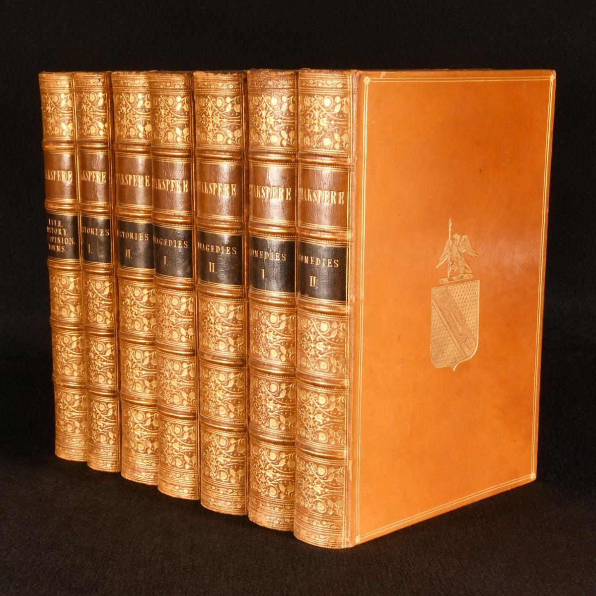 Un exemplaire magnifiquement relié en plein veau de la rare édition illustrée de Charles Knight des œuvres complètes de William Shakespeare.

Un ensemble rare, complet en sept volumes.

Illustré d'une page de titre au début de chaque volume, de