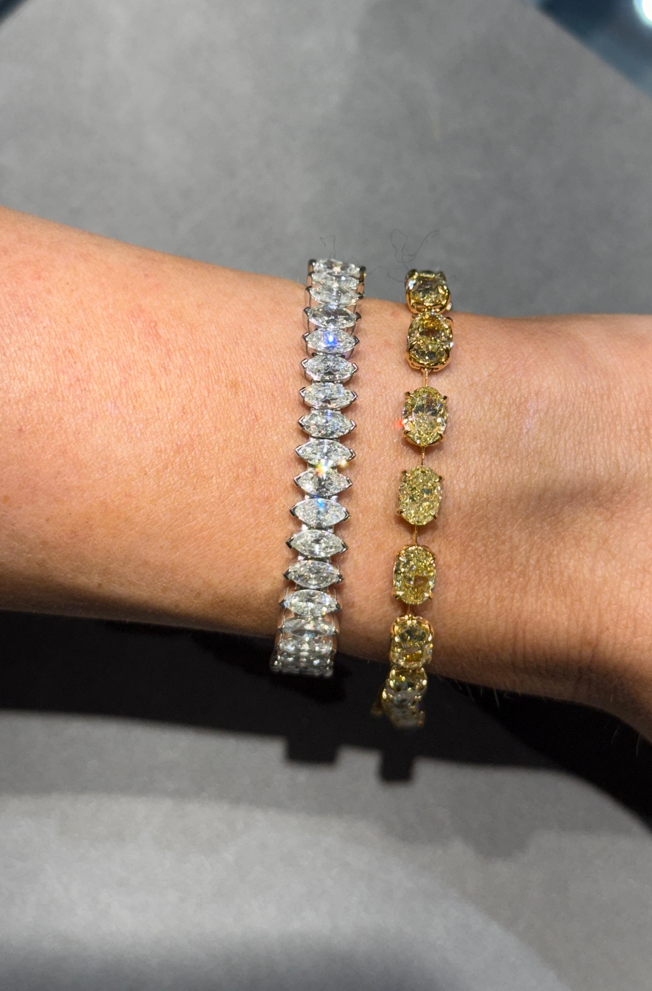 Exquisita reinterpretación de la clásica pulsera tenis, esta pieza está elaborada en oro macizo de 18 quilates y engastada con una línea continua de diamantes naturales talla marquesa que suman un total de 18,46 quilates. Cada diamante se selecciona