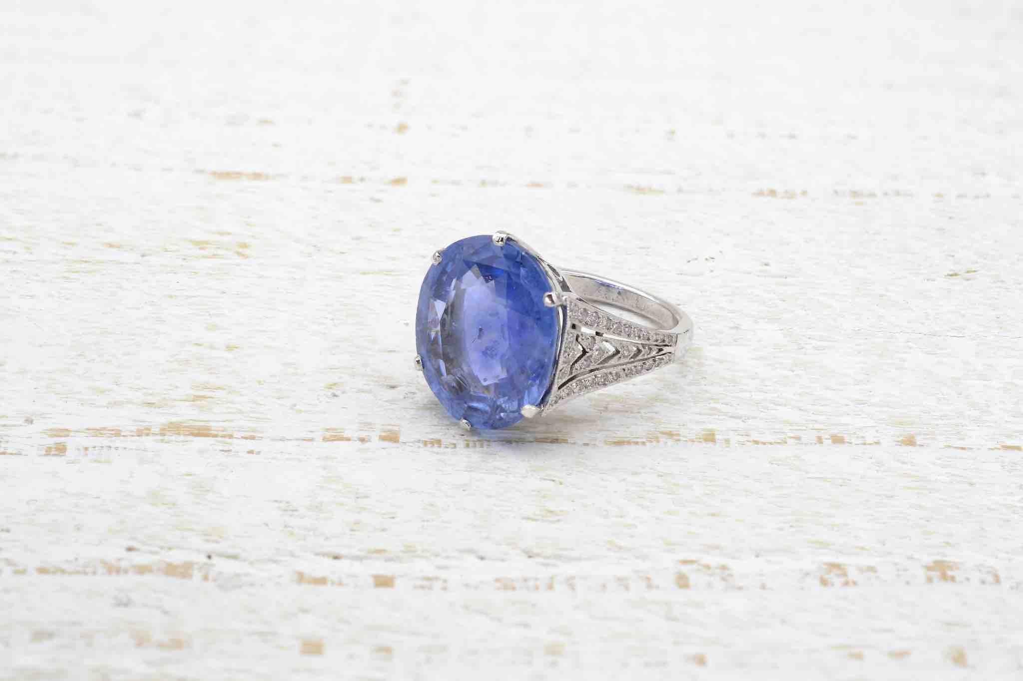 18.47 Carats Ceylon Sapphire Ring in Platinum In Good Condition For Sale In PARIS, FR