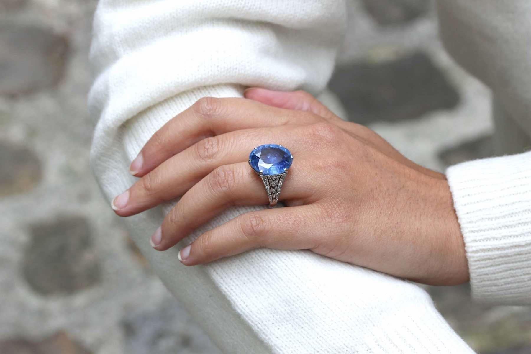 Women's or Men's 18.47 Carats Ceylon Sapphire Ring in Platinum For Sale