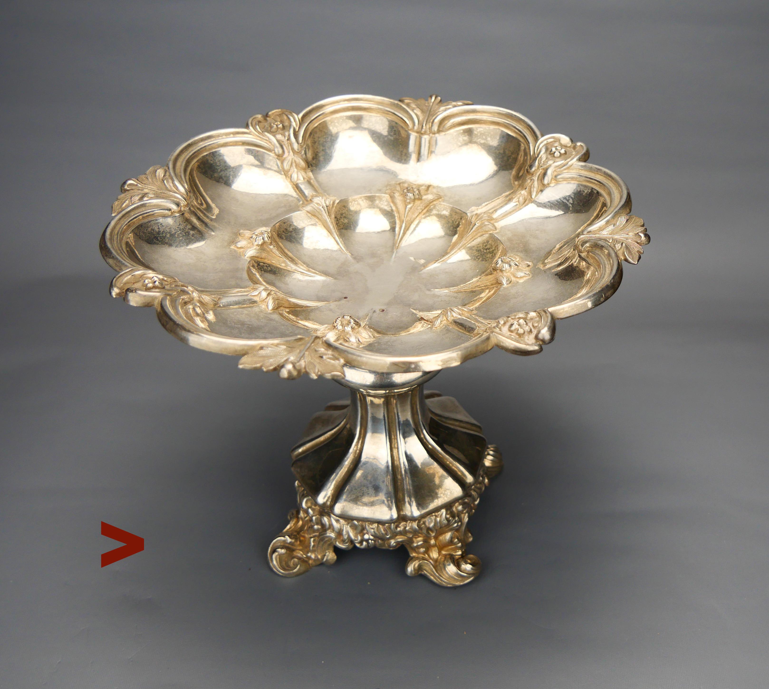 Centrotavola antico  in argento massiccio 830, periodo Arti e Mestieri  con getto floreale  decorazioni, in perfetto stato dopo 178 anni di vita.
Misure: 17,5 cm di altezza  20,5 cm di diametro x 13 cm di larghezza alla base.
Peso: 382 