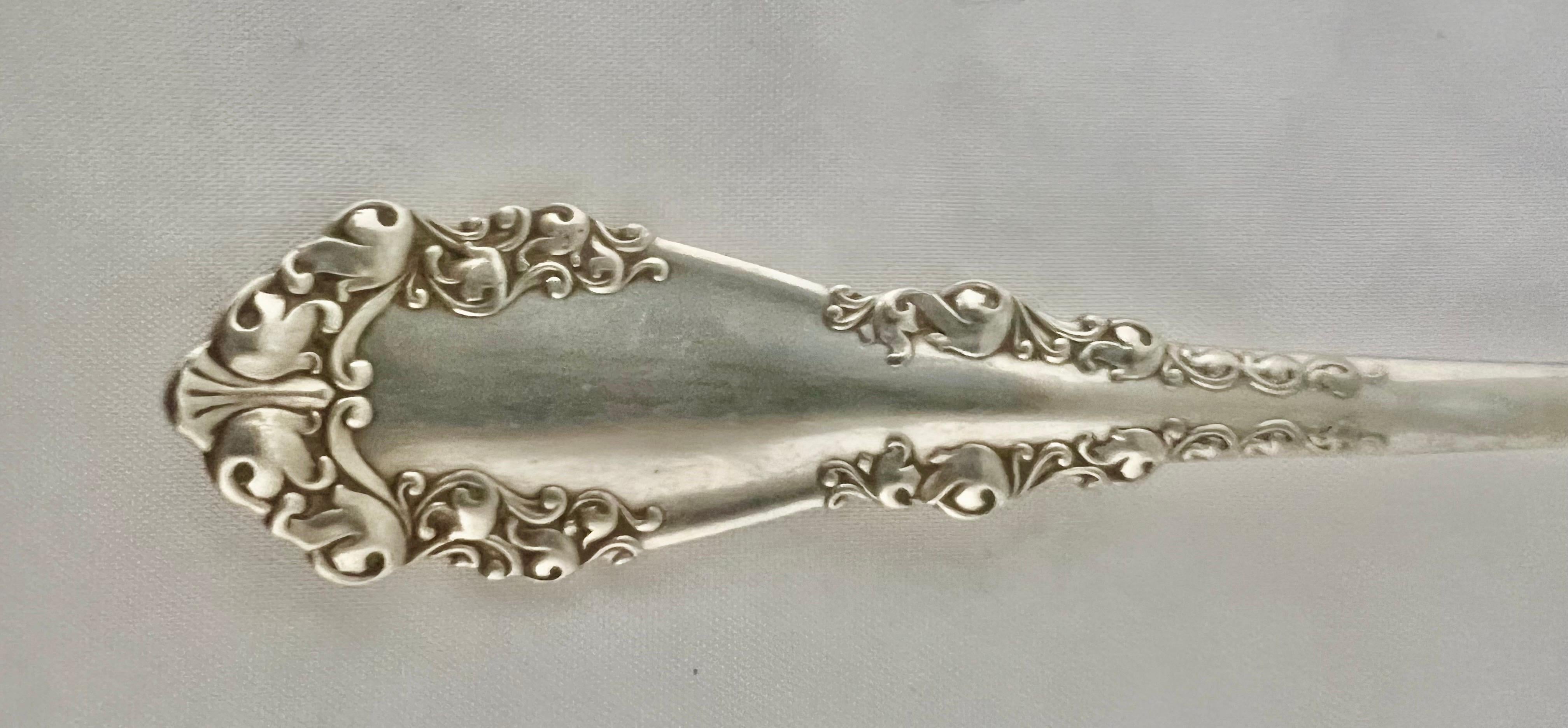 Ein silberner Servierlöffel aus dem Jahr 1847 der Gebrüder Rogers A1, der ein Sammlerstück ist.  Dieser Löffel hat ein kompliziertes Design und kann sowohl einen historischen als auch einen ästhetischen Wert haben.  Das Silber wurde in Meriden,