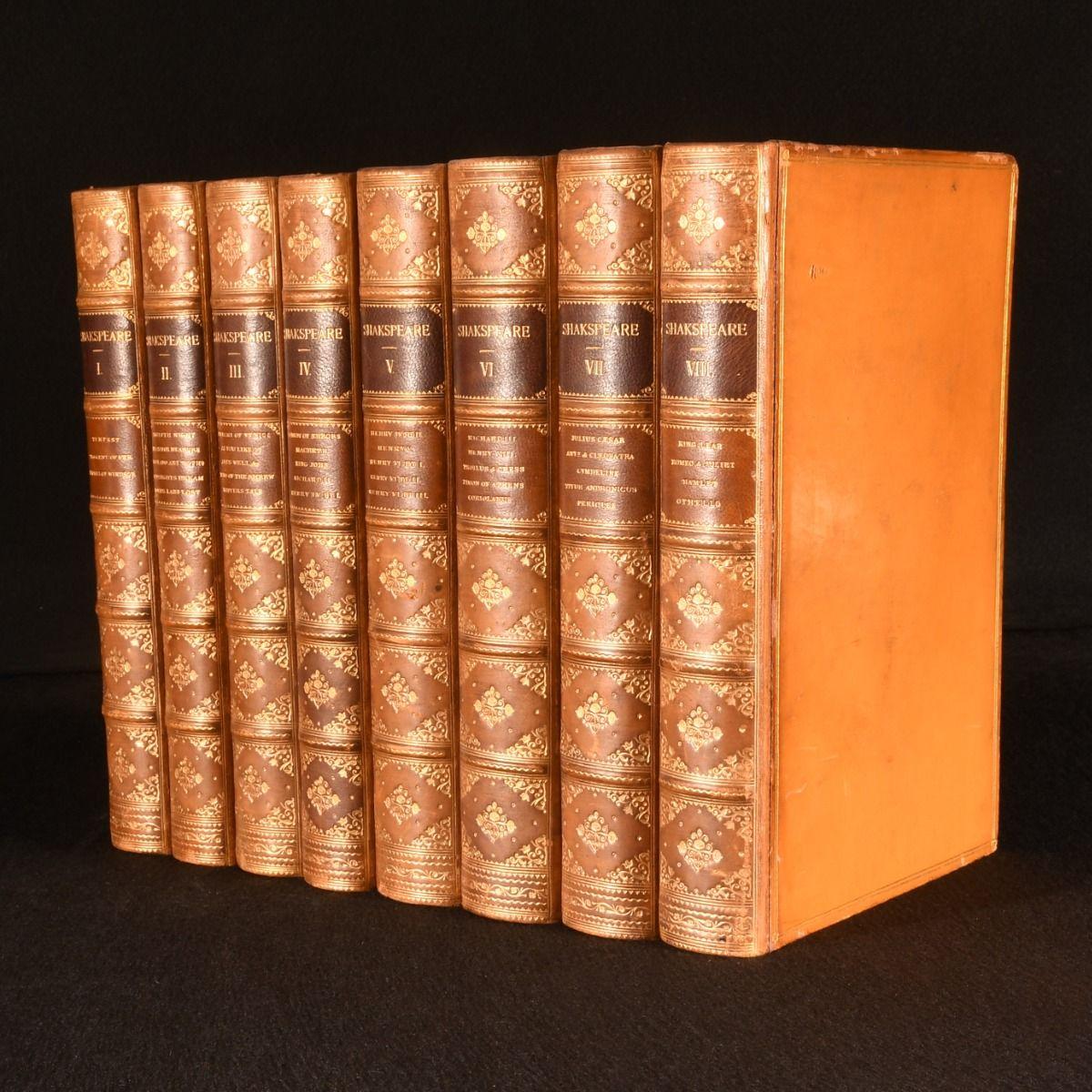 Une édition complète en huit volumes des œuvres dramatiques de William Shakespeare, magnifiquement reliée.

Charmante édition en huit volumes des comédies, histoires et tragédies de Shakespeare, en reliures plein veau avec détails dorés.

Complet en