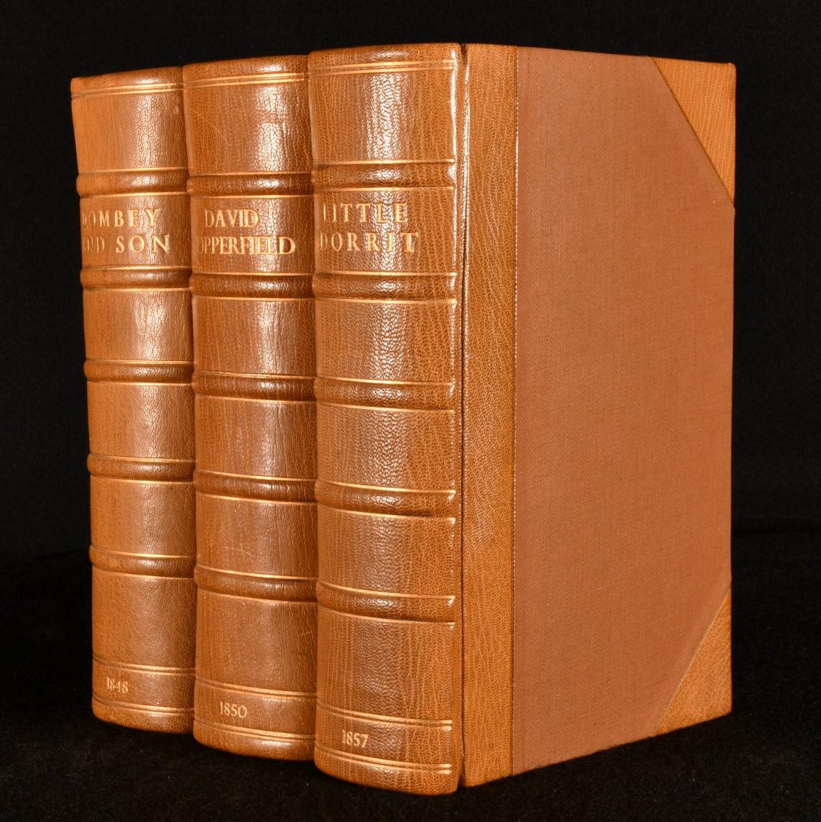 Primeras ediciones en forma de libro de tres de las novelas más conocidas de Charles Dickens. Con 