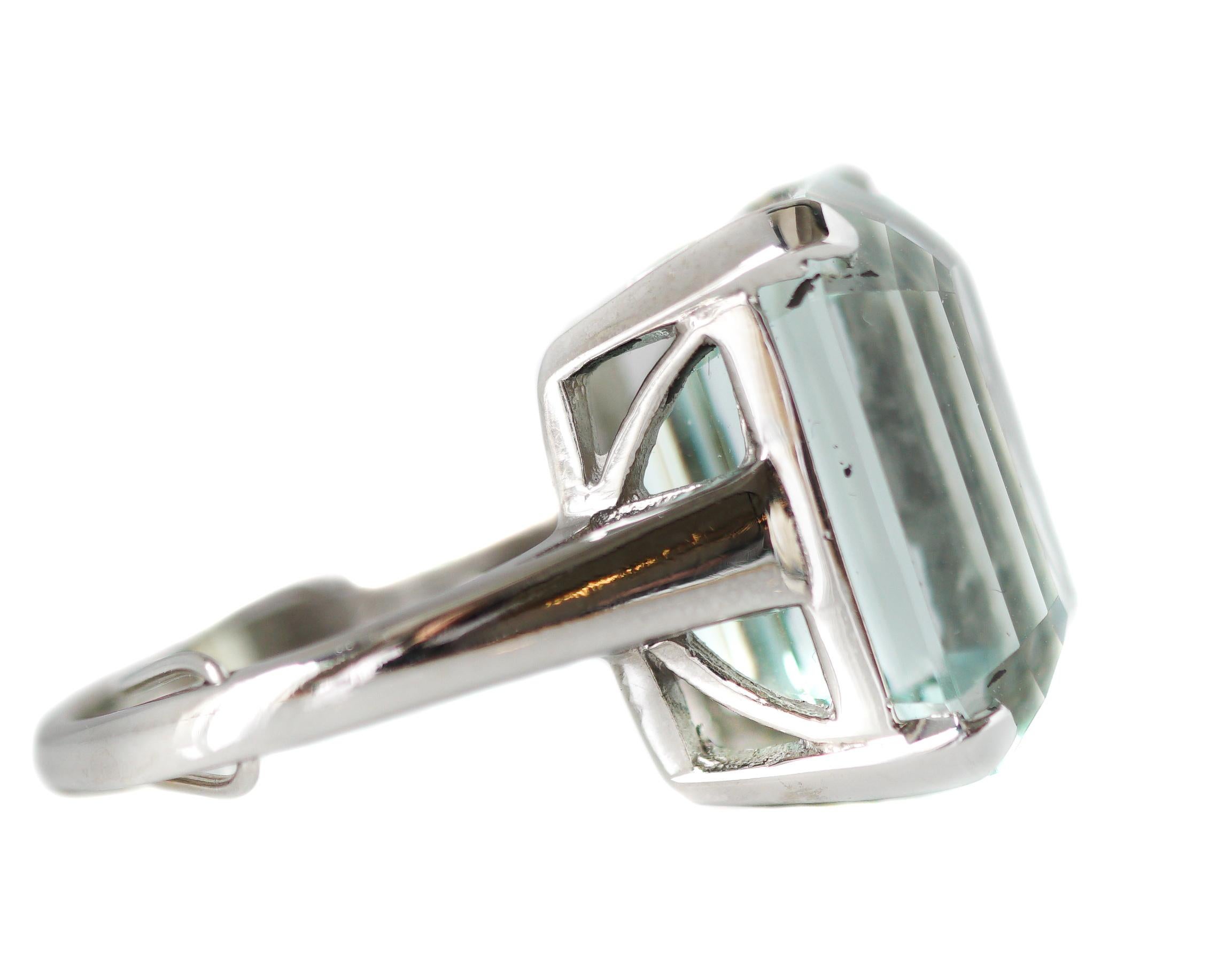 Women's 18.48 Carat Aquamarine 14 Karat White Gold Ring