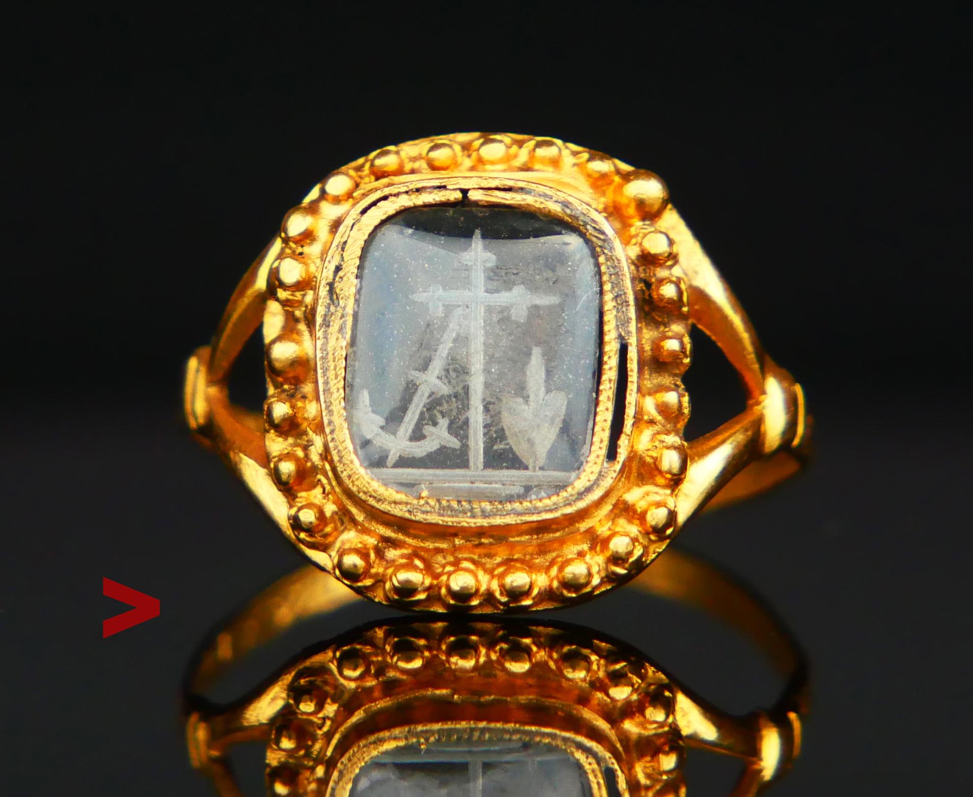 Magnifique chevalière en or jaune 18 carats, gravée en creux à la main de symboles de foi, d'espoir et d'amour sur une pâte de verre convexe de 8,3 mm x 7,3 mm x 1,5 mm de profondeur, avec des détails délicats et miniatures qui donnent une