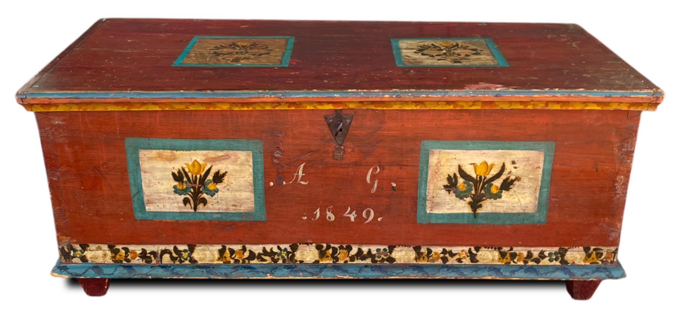 Metà XIX secolo 1849 Red Floral Painted Alpine Blanket Chest