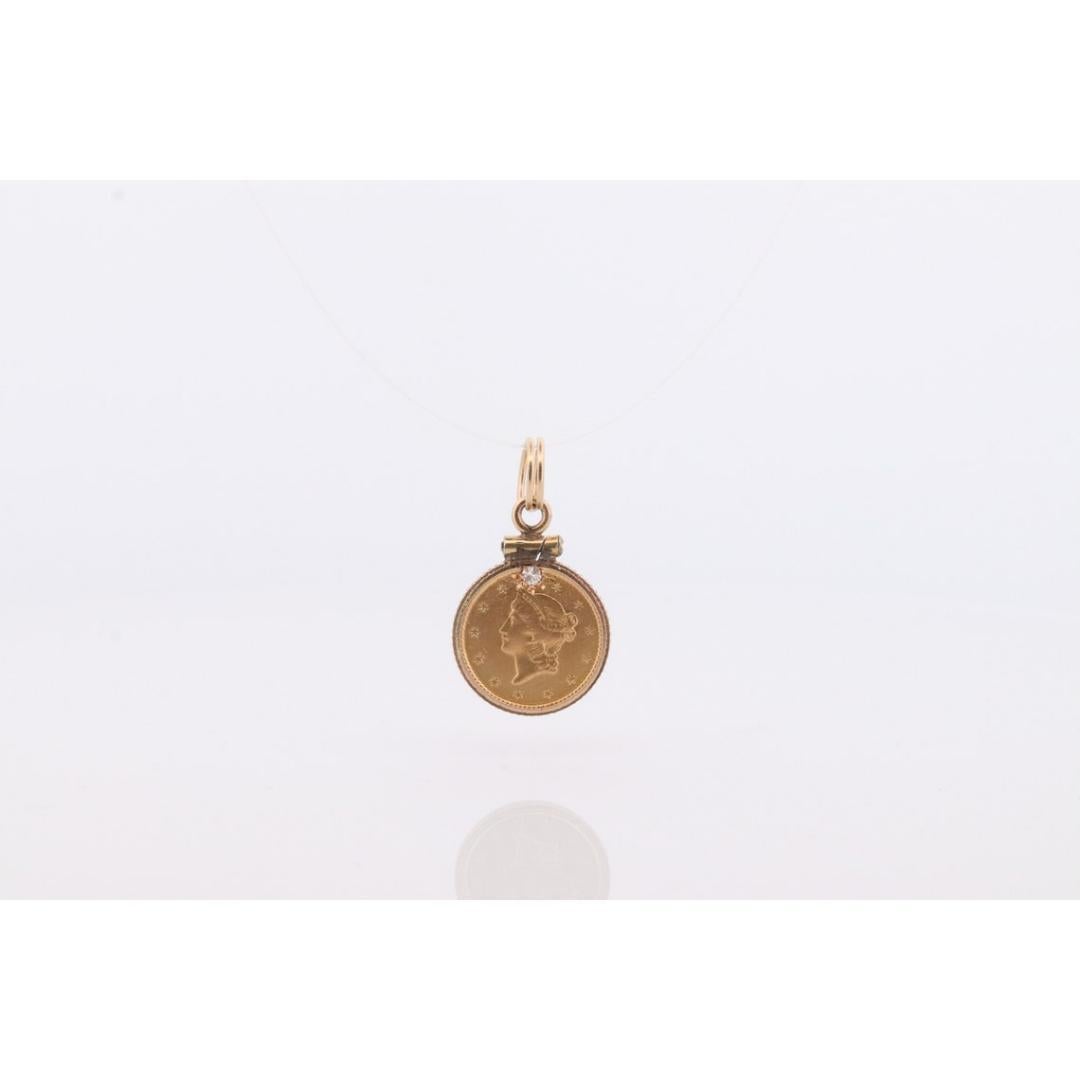 Vintage des années 1960
MATERIAL : Or

Style : Minimaliste

Pièce de monnaie unique sertie dans de l'or jaune 14k.

Une pièce de monnaie Liberty Head en or 21,6 carats frappée en 1849 est sertie dans ce chaton en or jaune 14 carats. La pièce d'un