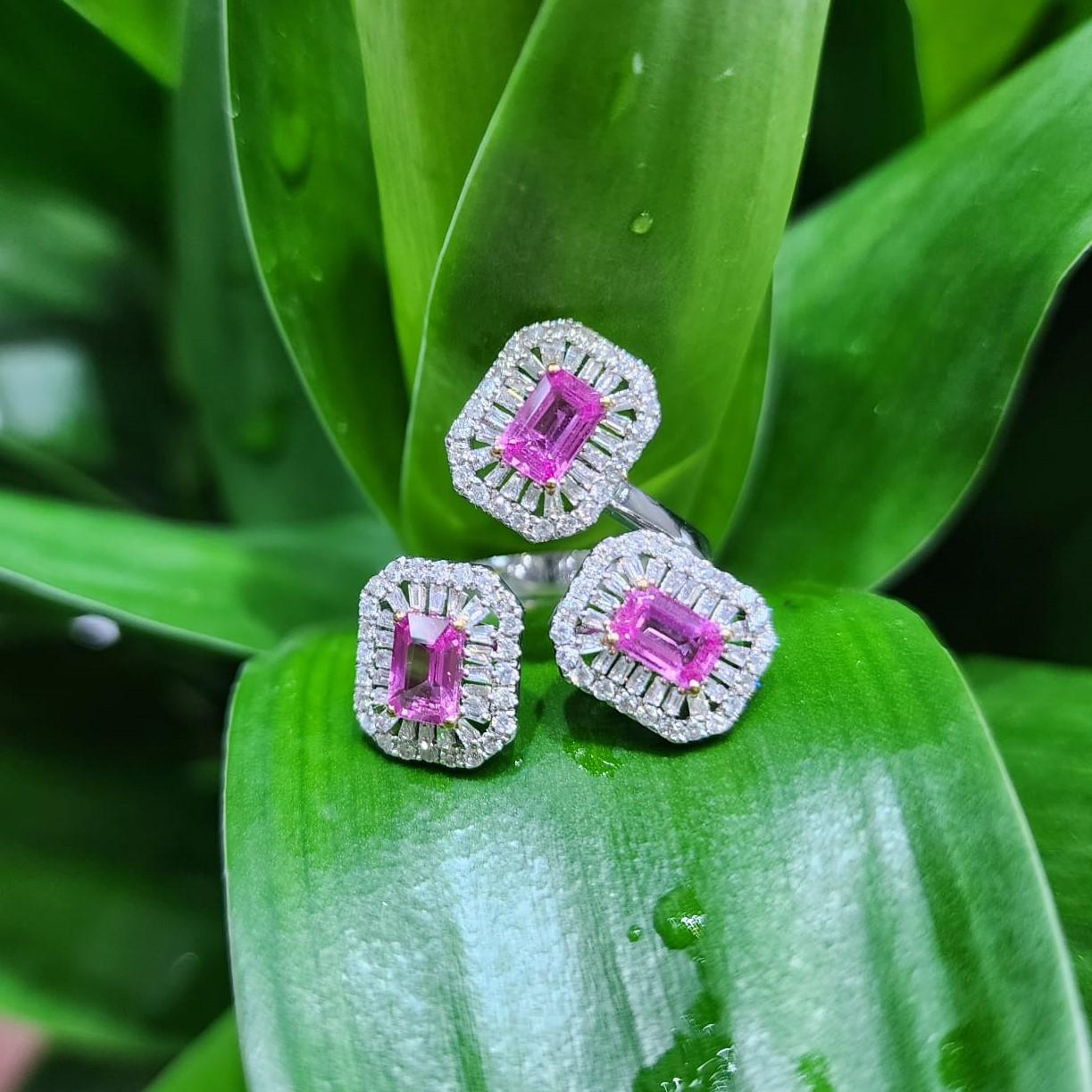 Bague à trois pierres en or blanc 18 carats avec saphir rose 1,84 carat et diamants Pour femmes en vente