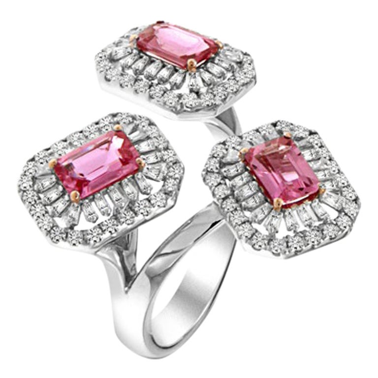 Bague à trois pierres en or blanc 18 carats avec saphir rose 1,84 carat et diamants en vente