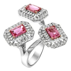 Bague à trois pierres en or blanc 18 carats avec saphir rose 1,84 carat et diamants
