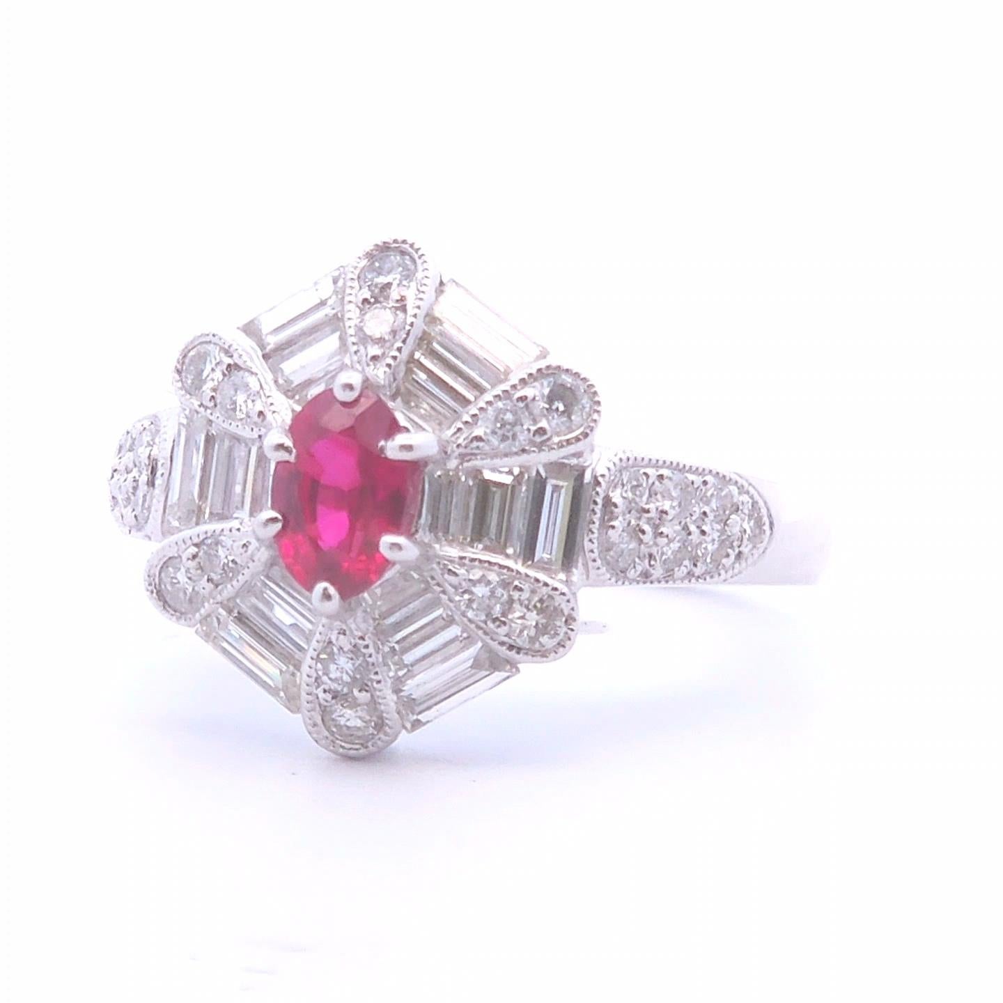 Luxus, zum richtigen Preis

Dieser einzigartige Ring hat ein Gesamtgewicht von 1.84 Karat. Der Mittelstein ist ein roter Rubin im Rundschliff mit einem Gewicht von 0,55 Karat. Um den roten Rubin herum sind 0,31 Karat runde Diamanten und 0,98 Karat