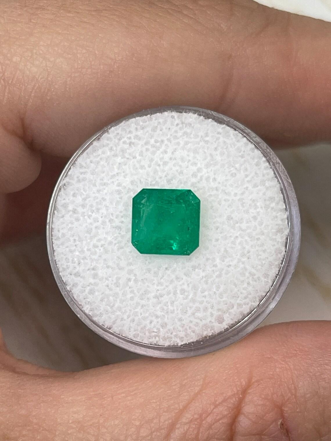 Piedra: Esmeralda
Peso: 1,84 quilates
Forma: Corte Asscher
Claridad: Semitransparente
Lustre: Muy bueno
Color: Verde medio
Medidas: 7,87 mm x 7,59 mm x 4,89 mm
Origen geográfico: Colombia
Tratamiento: Natural, Engrasado

Observaciones: Debido a sus