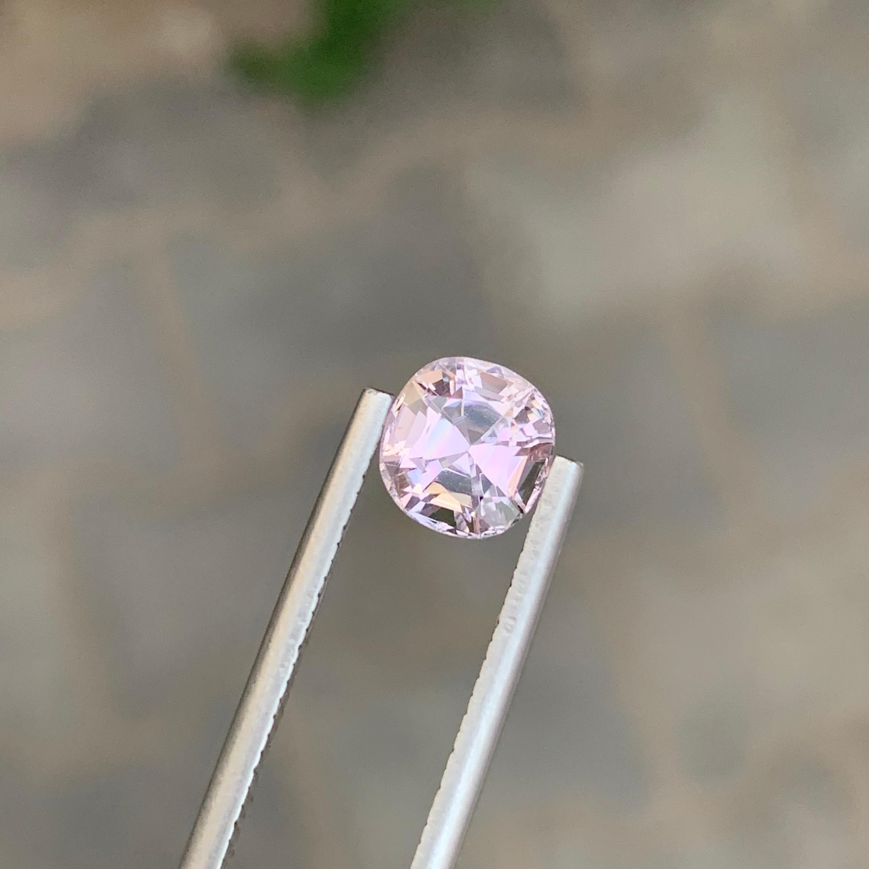 Arts and Crafts Pierre précieuse en forme de coussin, ornée d'une tourmaline rose claire naturelle facettée de 1,85 carat en vente