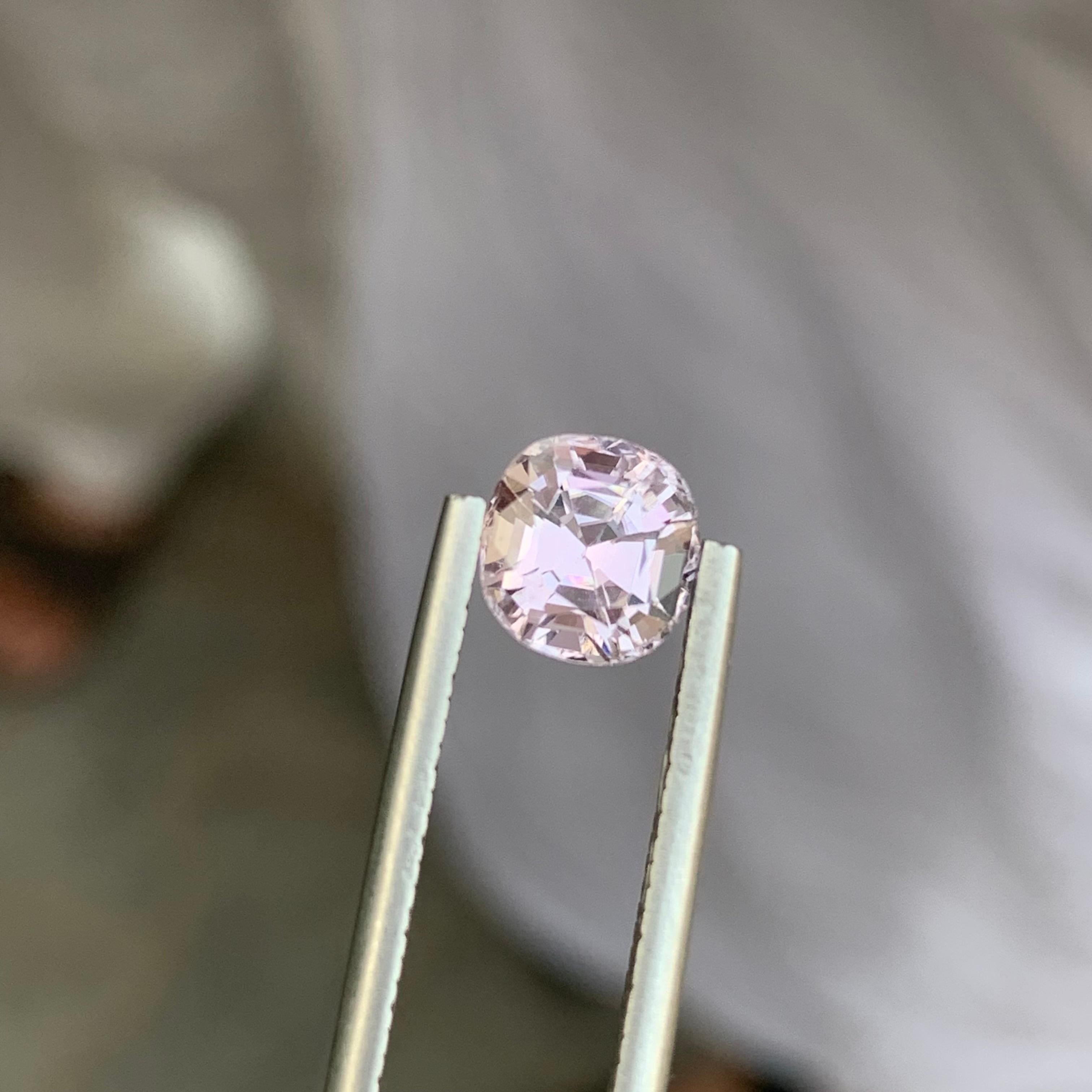 Taille coussin Pierre précieuse en forme de coussin, ornée d'une tourmaline rose claire naturelle facettée de 1,85 carat en vente