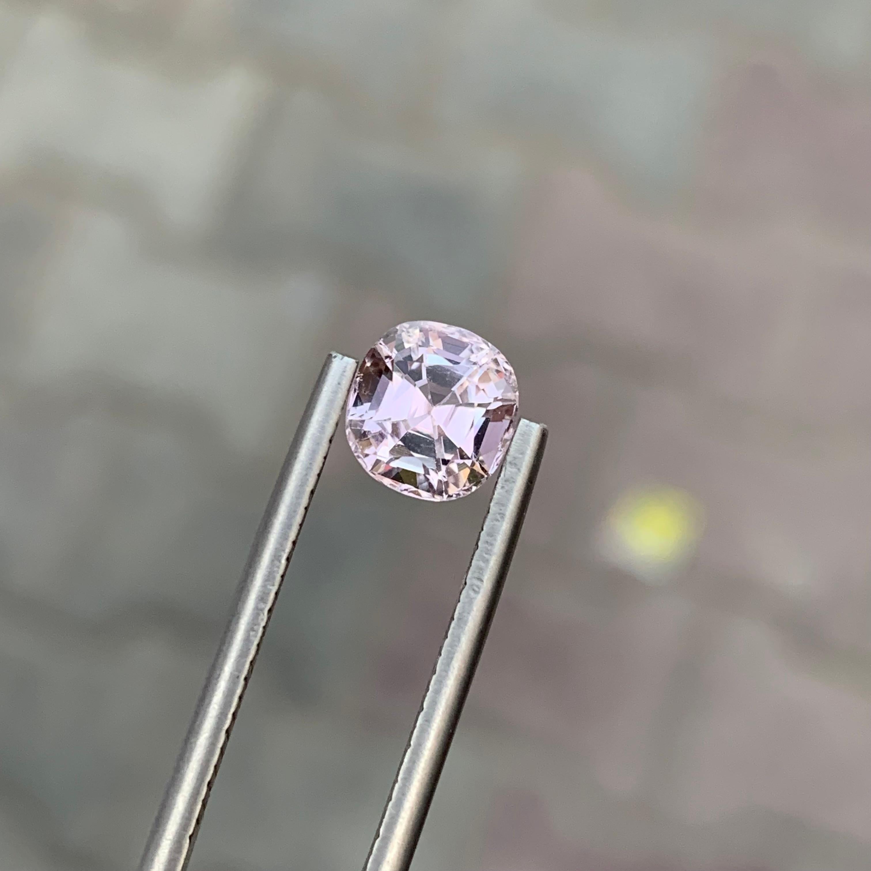 Pierre précieuse en forme de coussin, ornée d'une tourmaline rose claire naturelle facettée de 1,85 carat Unisexe en vente