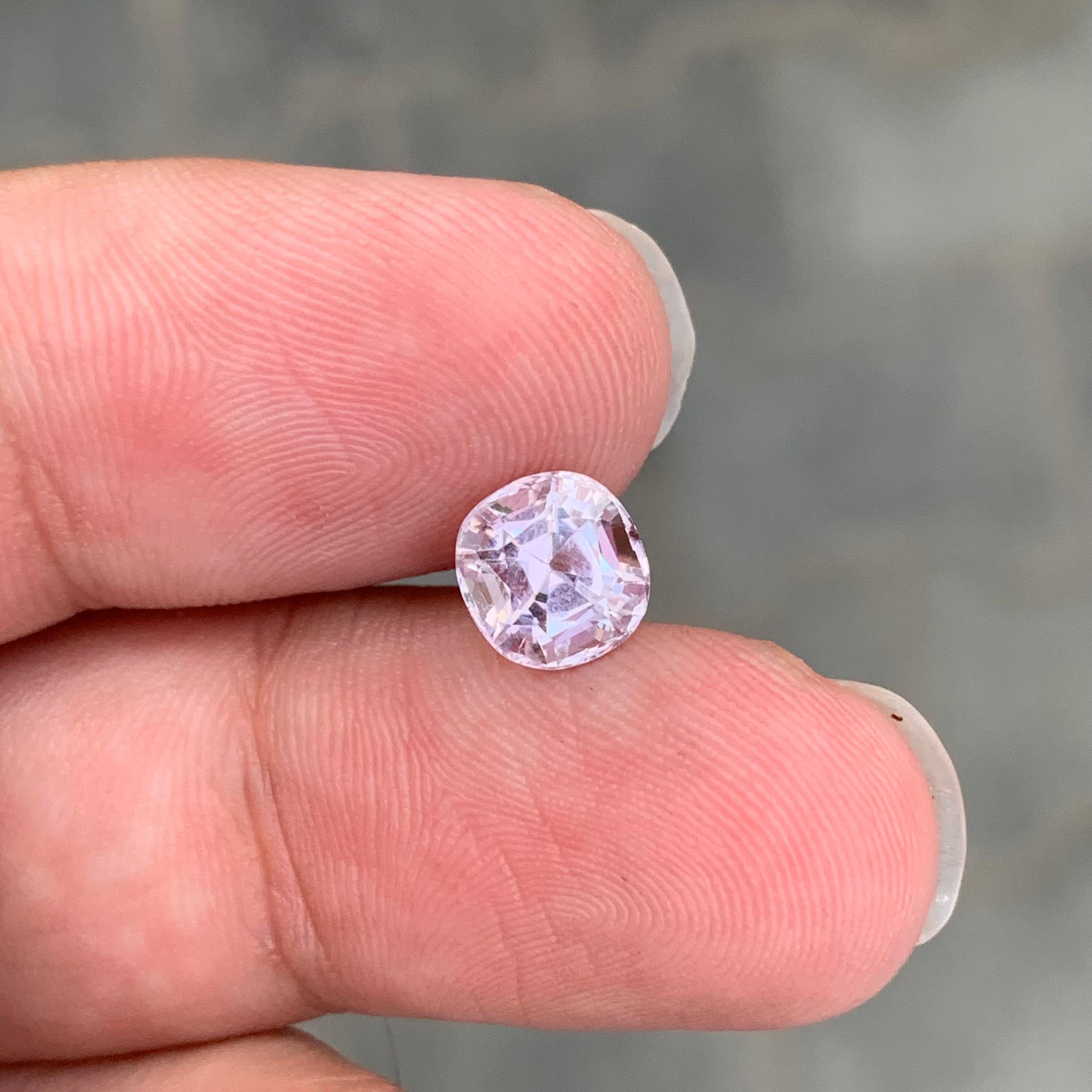Pierre précieuse en forme de coussin, ornée d'une tourmaline rose claire naturelle facettée de 1,85 carat en vente 1