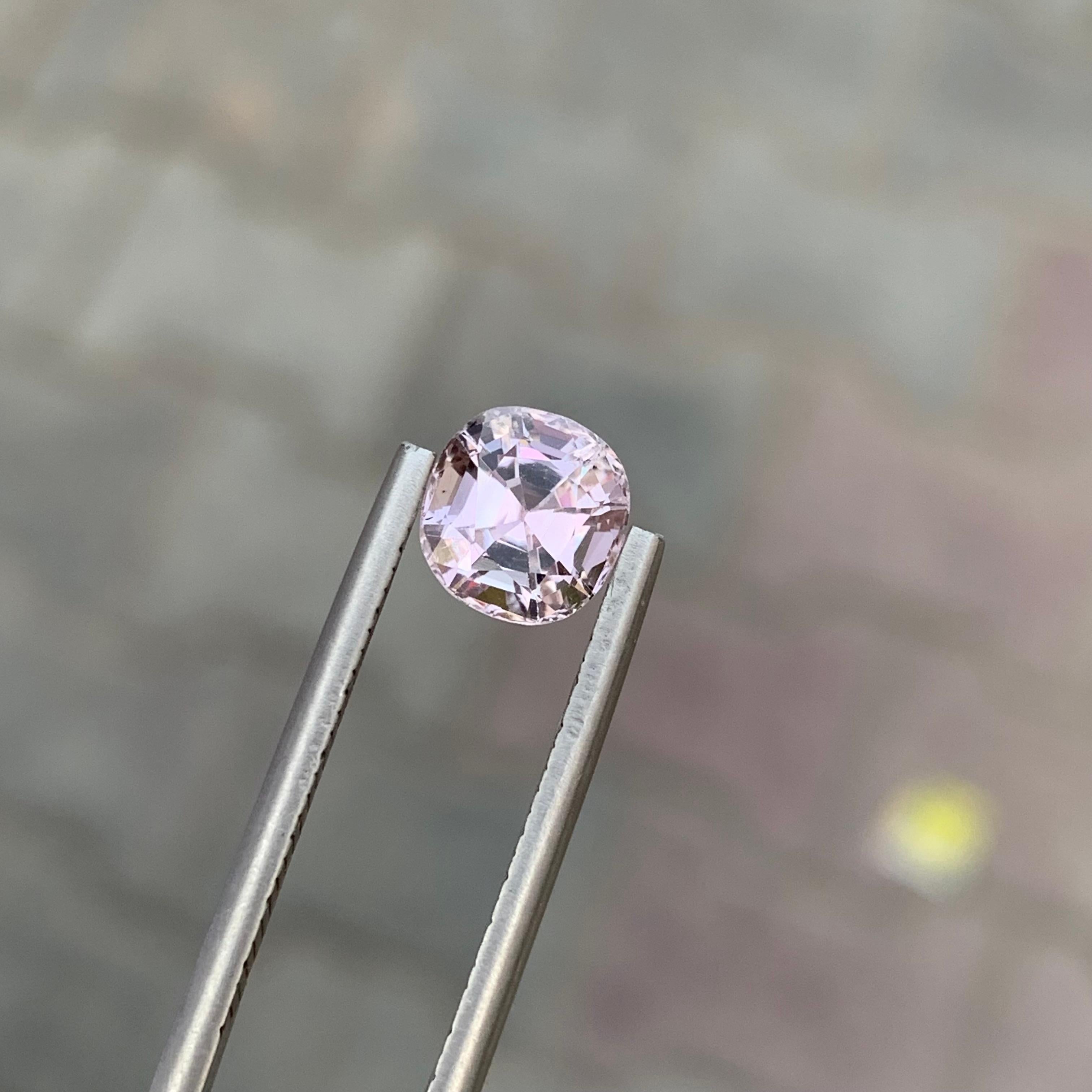 Pierre précieuse en forme de coussin, ornée d'une tourmaline rose claire naturelle facettée de 1,85 carat en vente 3