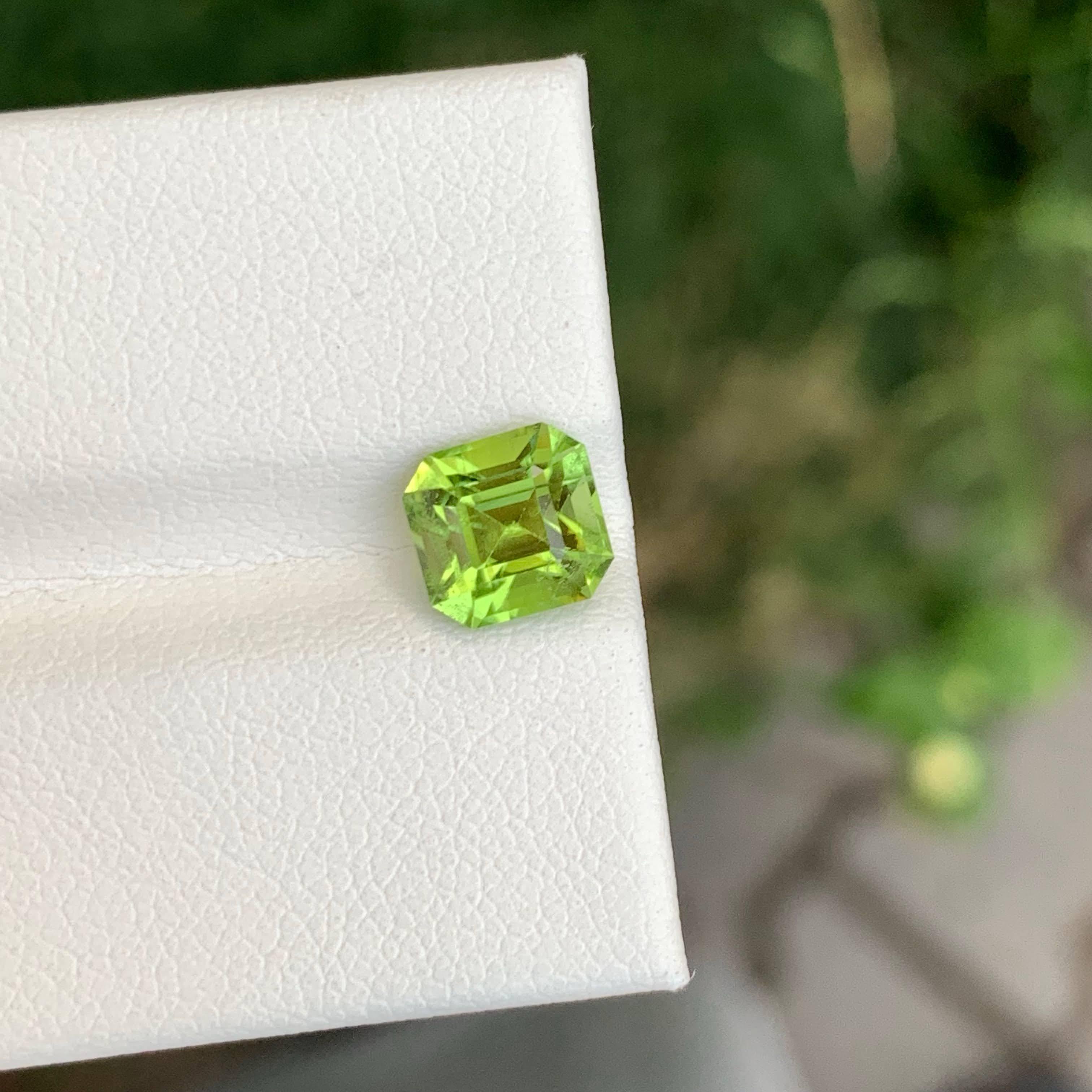 1,85 Karat Apfelgrüner Peridot Stein Asscher Schliff Natürlicher Pakistanischer Edelstein im Zustand „Neu“ im Angebot in Bangkok, TH