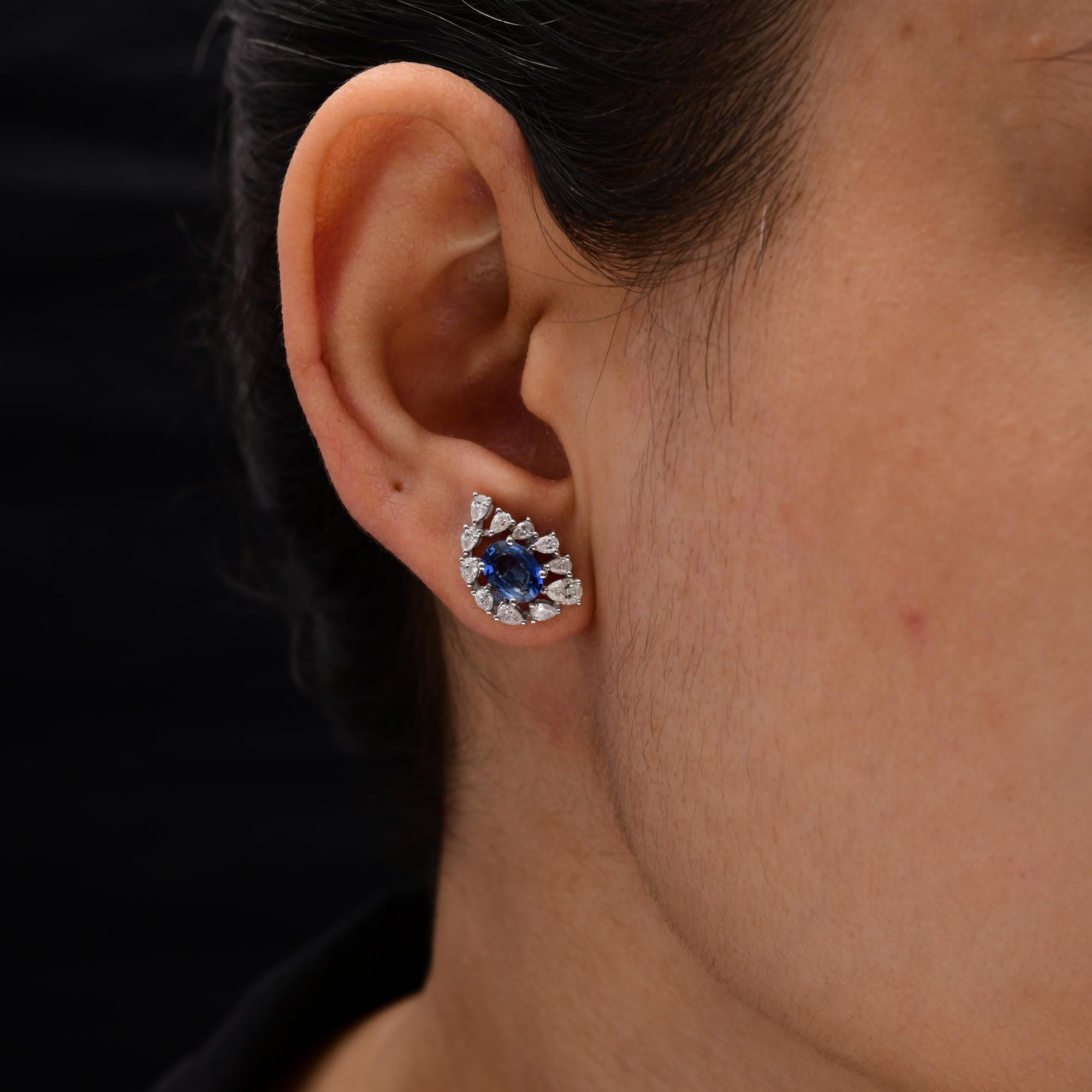 Diese exquisiten Ohrringe sind aus 18-karätigem Gold gegossen und mit 1,85 Karat blauem Saphir und 0,86 Karat funkelnden Diamanten besetzt.

FOLLOW SPECTRUM JEWELS Storefront, um die neueste Collection'S und exklusive Stücke zu sehen. Spectrum