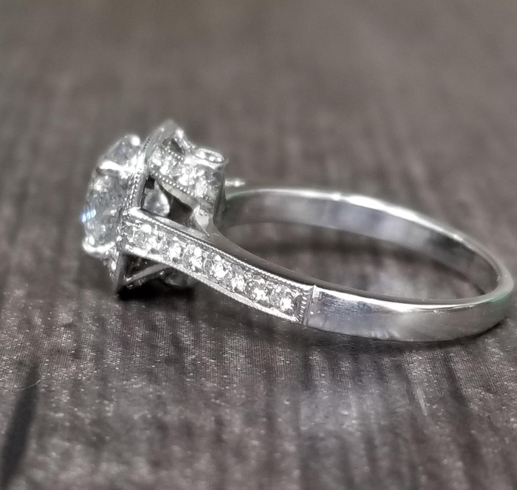 1,85 Karat Diamant-Halo im Brillantschliff (Zeitgenössisch) im Angebot