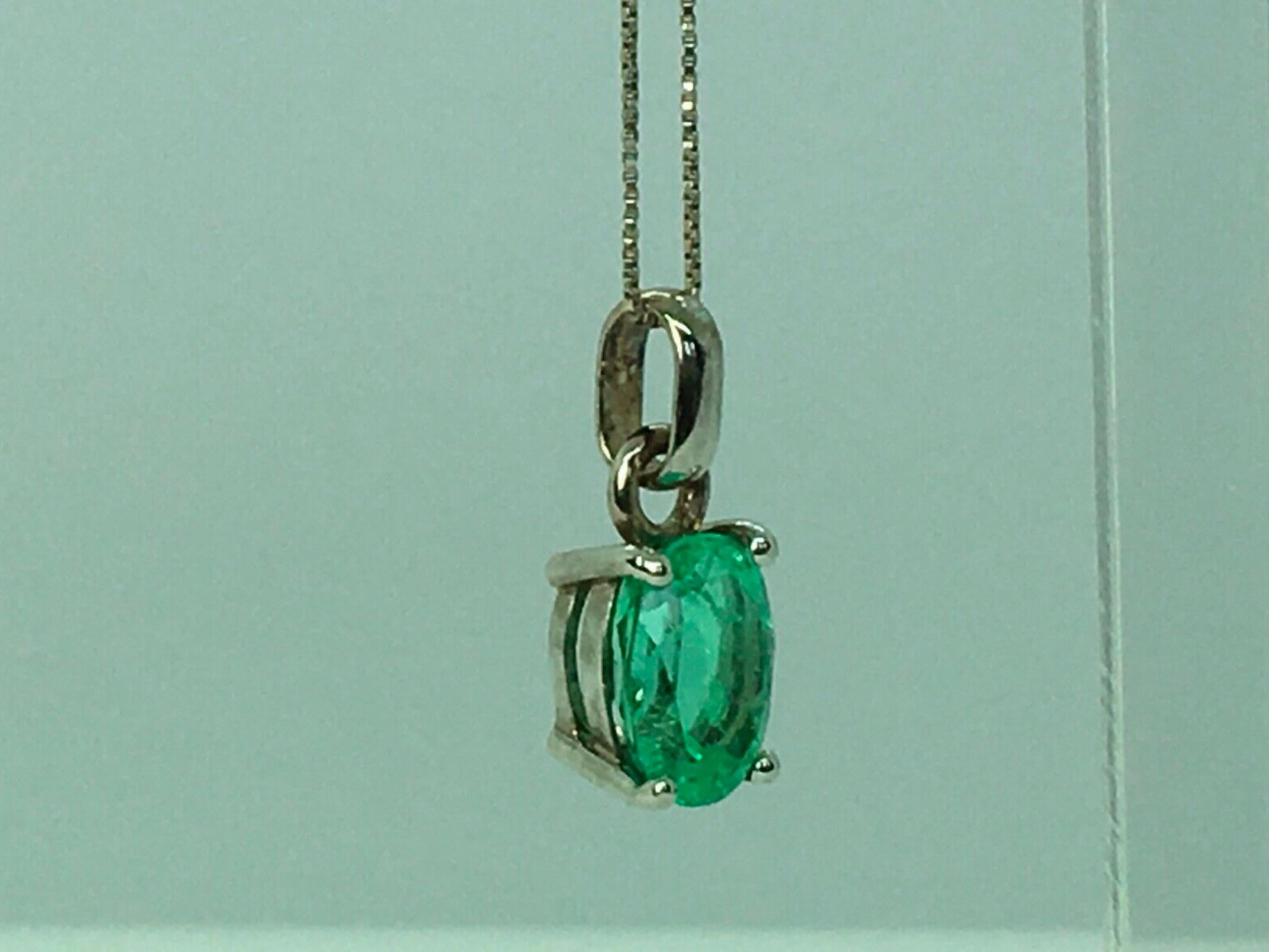 Contemporary 1.85 Carat Colombian Natural Green Oval Emerald Pendant 18 Karat White Gold