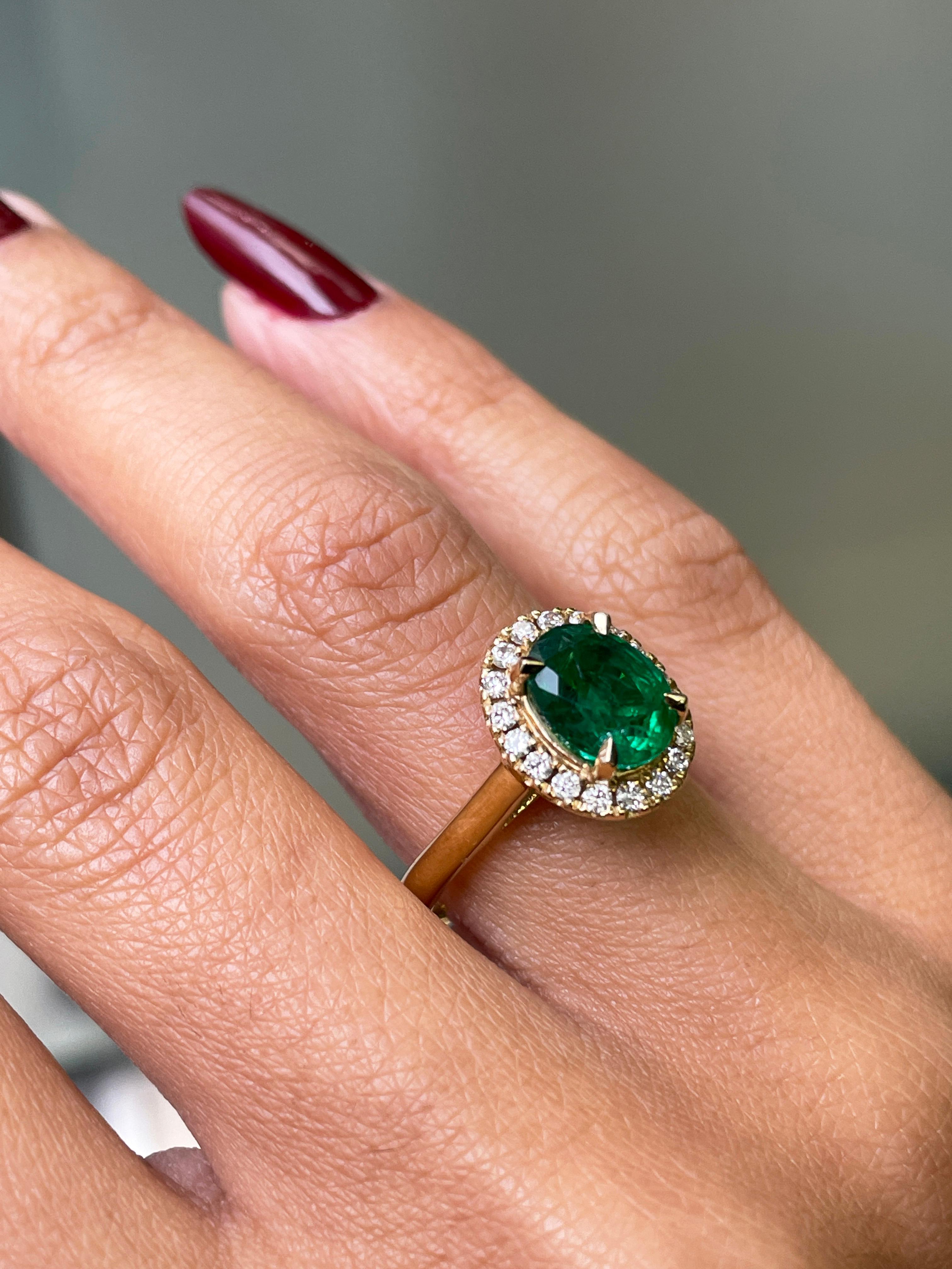 Modern 1.85 Carat Emerald and Diamond 18 Carat Yellow Gold Cluster Engagement Ring For Sale