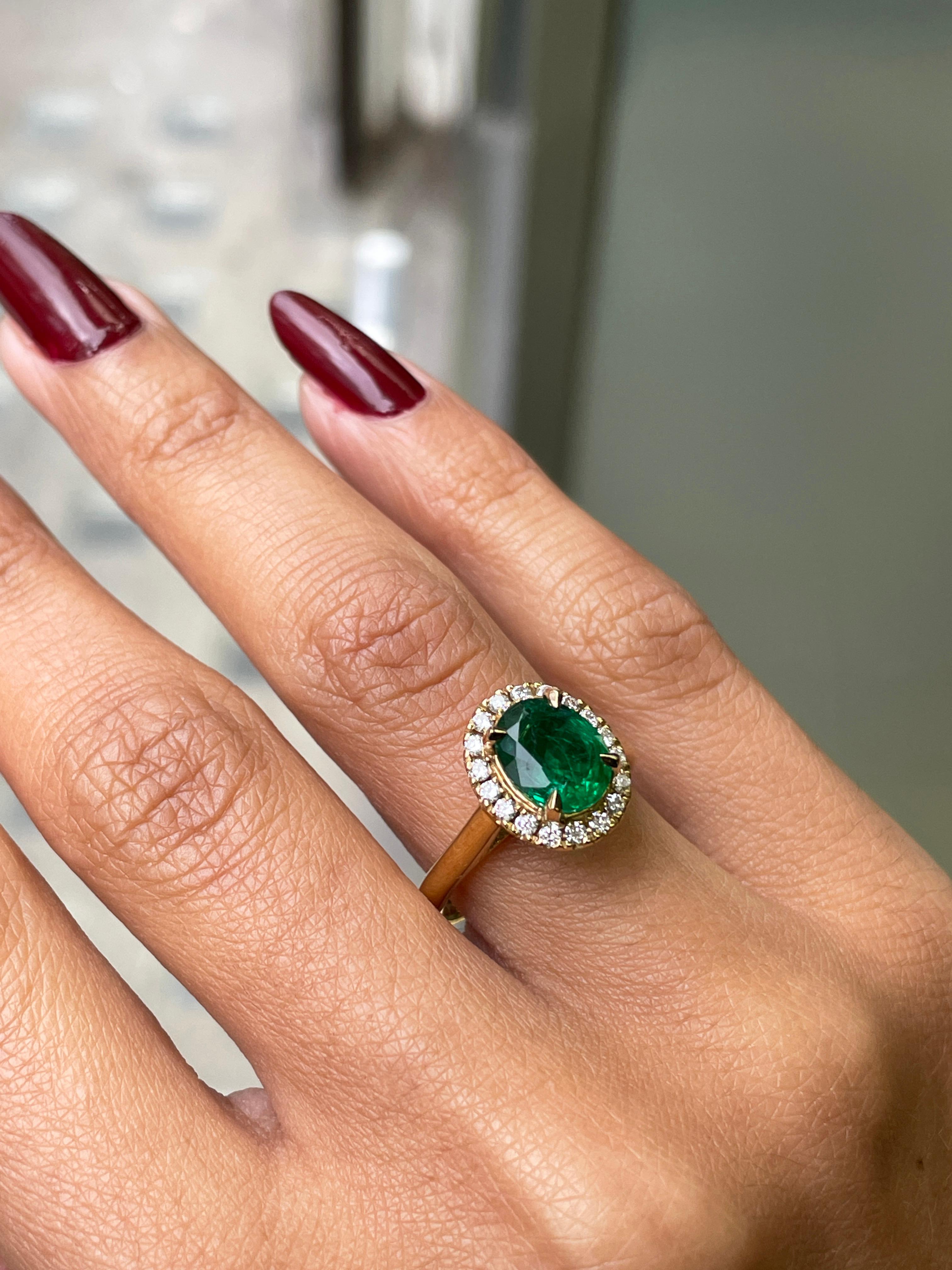 1.85 Carat Emerald and Diamond 18 Carat Yellow Gold Cluster Engagement Ring In New Condition For Sale In London, GB