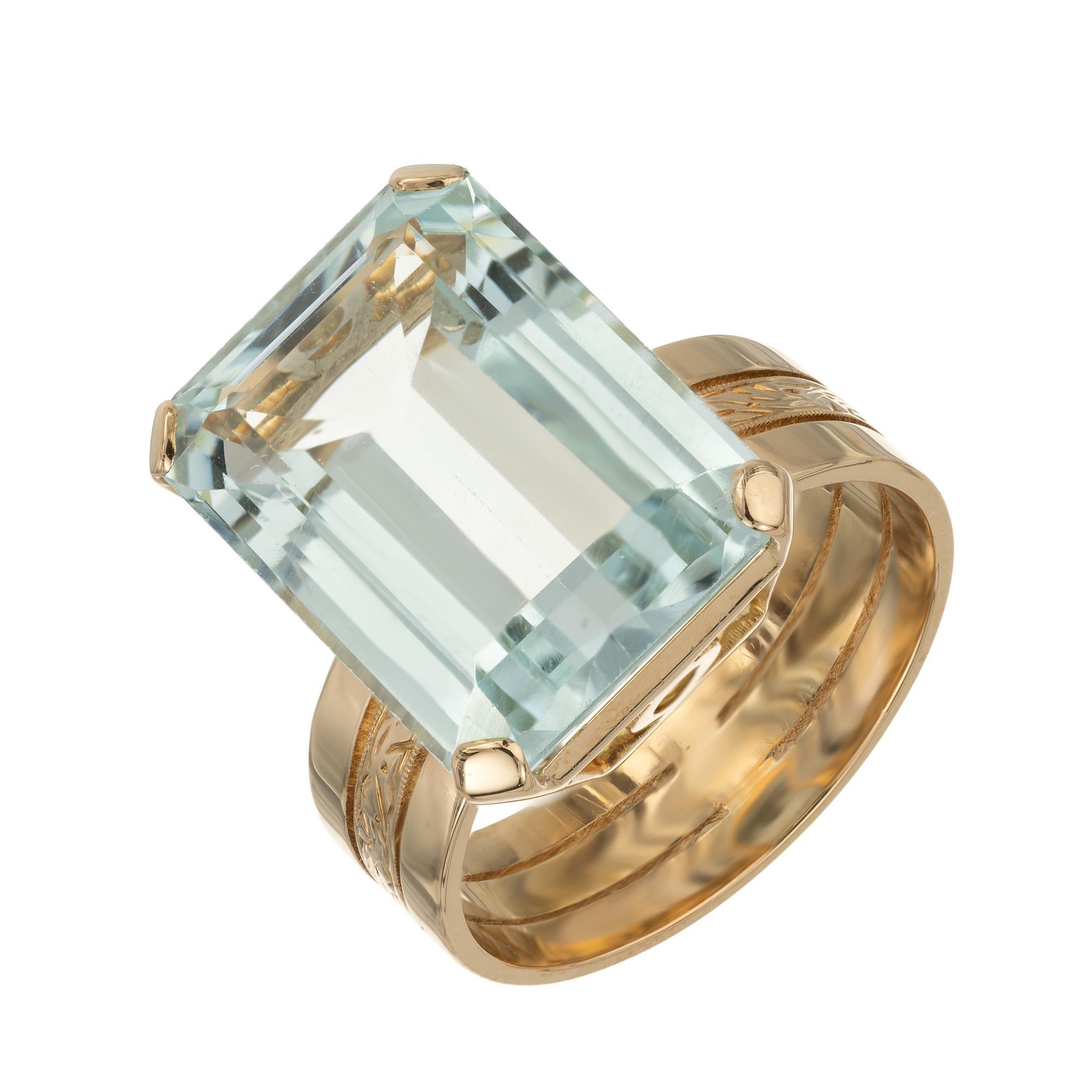 Anillo de cóctel de oro amarillo con aguamarina talla esmeralda de 18,5 quilates Corte esmeralda en venta