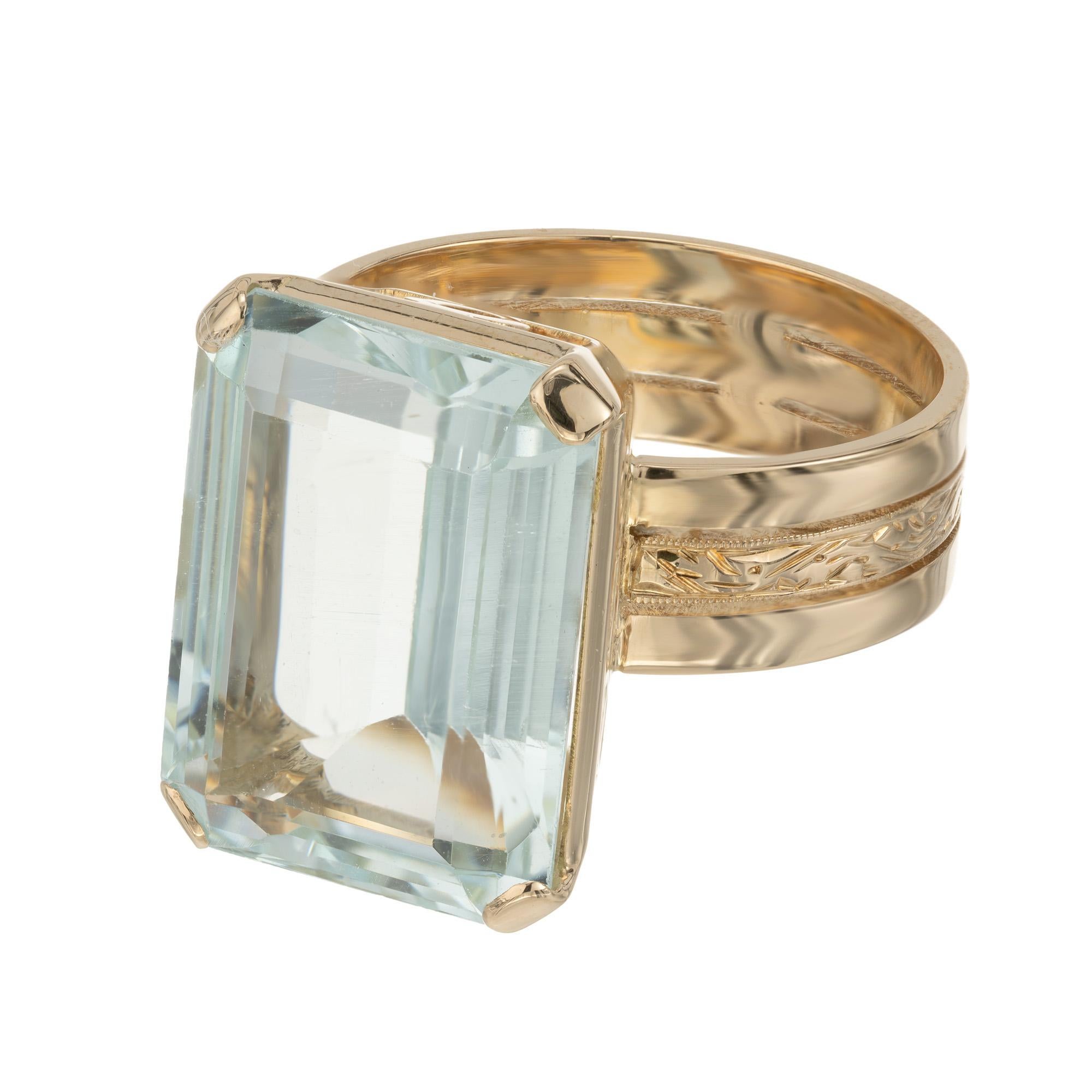 Anillo de cóctel de oro amarillo con aguamarina talla esmeralda de 18,5 quilates en Bueno estado para la venta en Stamford, CT