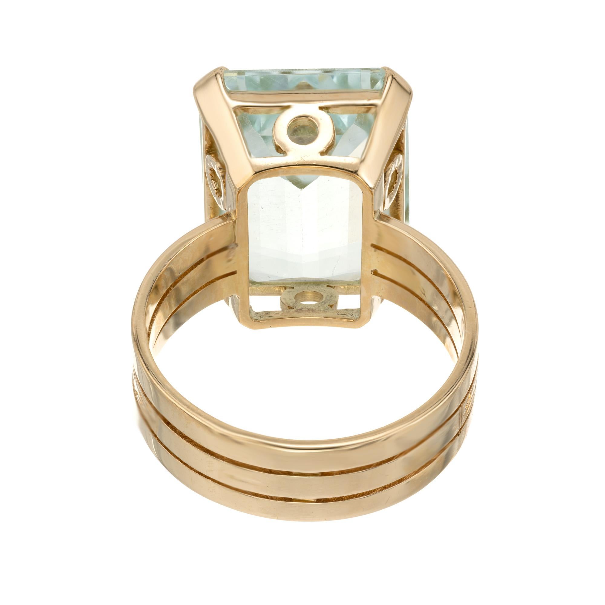 Anillo de cóctel de oro amarillo con aguamarina talla esmeralda de 18,5 quilates en venta 1