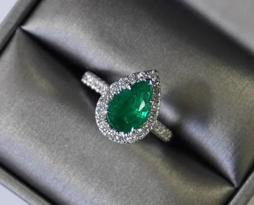 1.85 Carat Emerald Pear Ring In New Condition For Sale In New York, NY