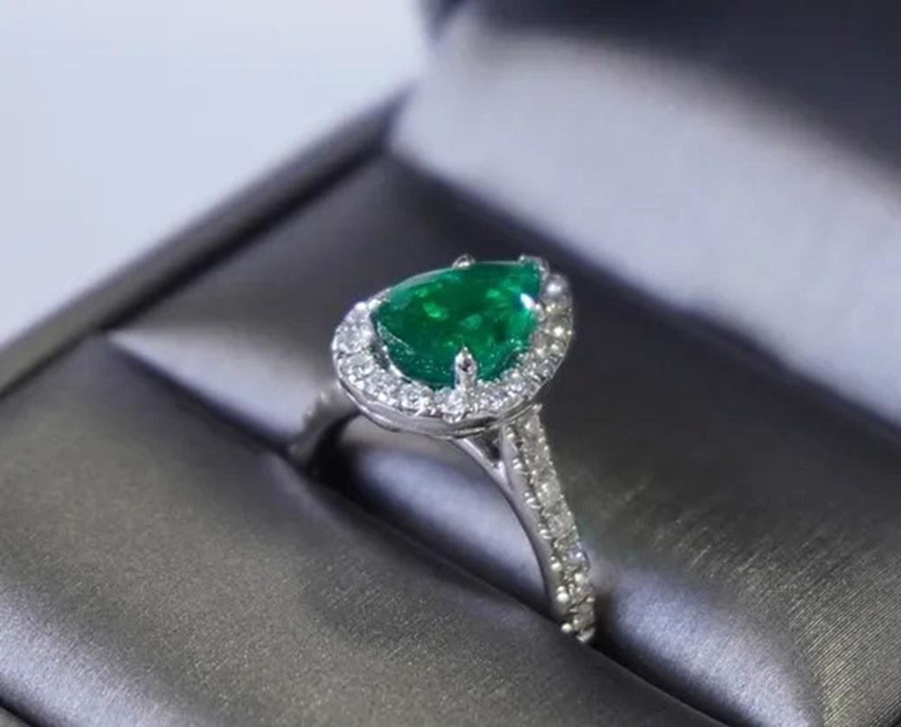 Women's 1.85 Carat Emerald Pear Ring For Sale
