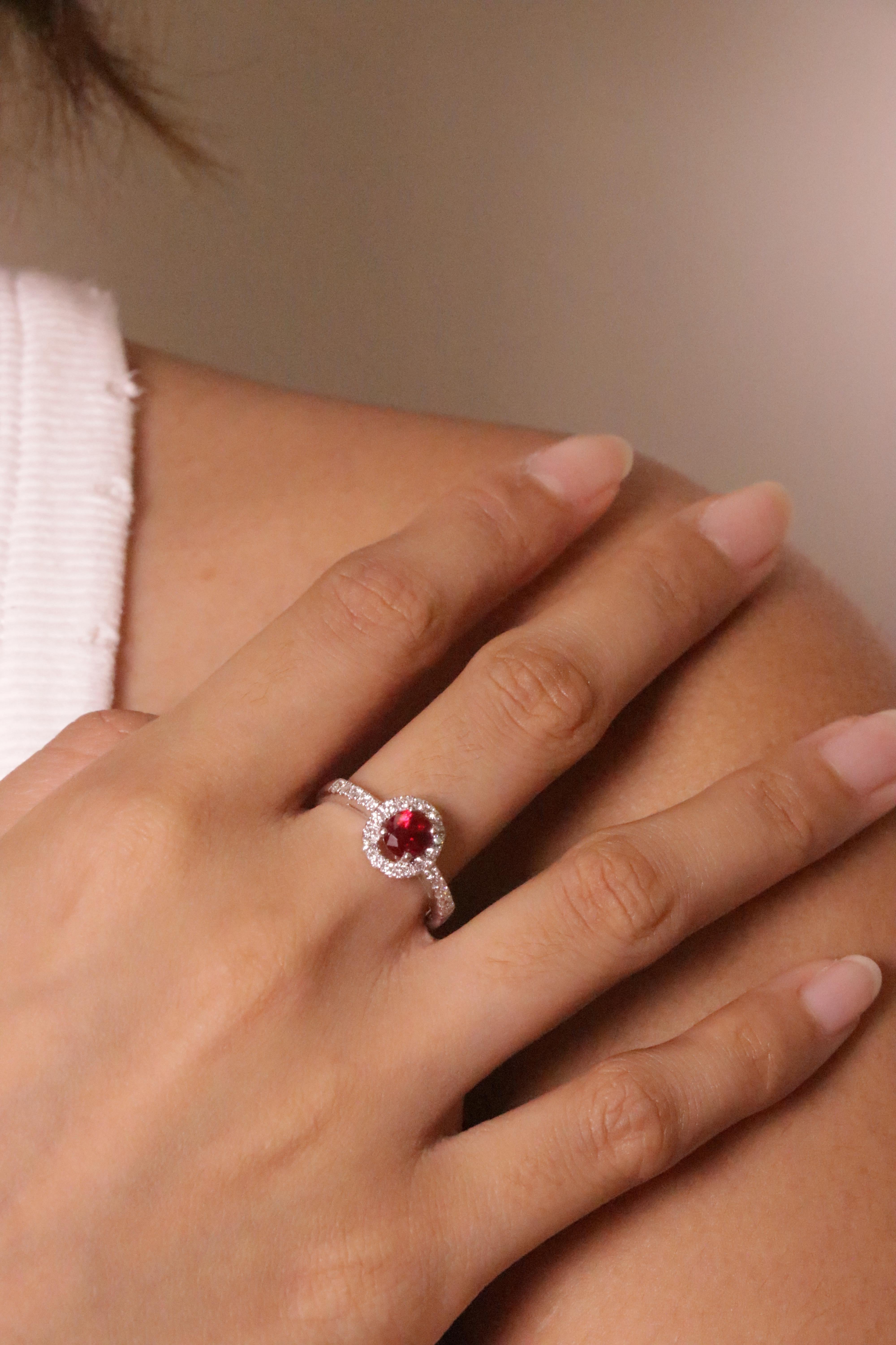 Anillo de compromiso de diamantes y zafiro rosa intenso de Ceilán certificado GRS de 1,85 quilates en venta 5