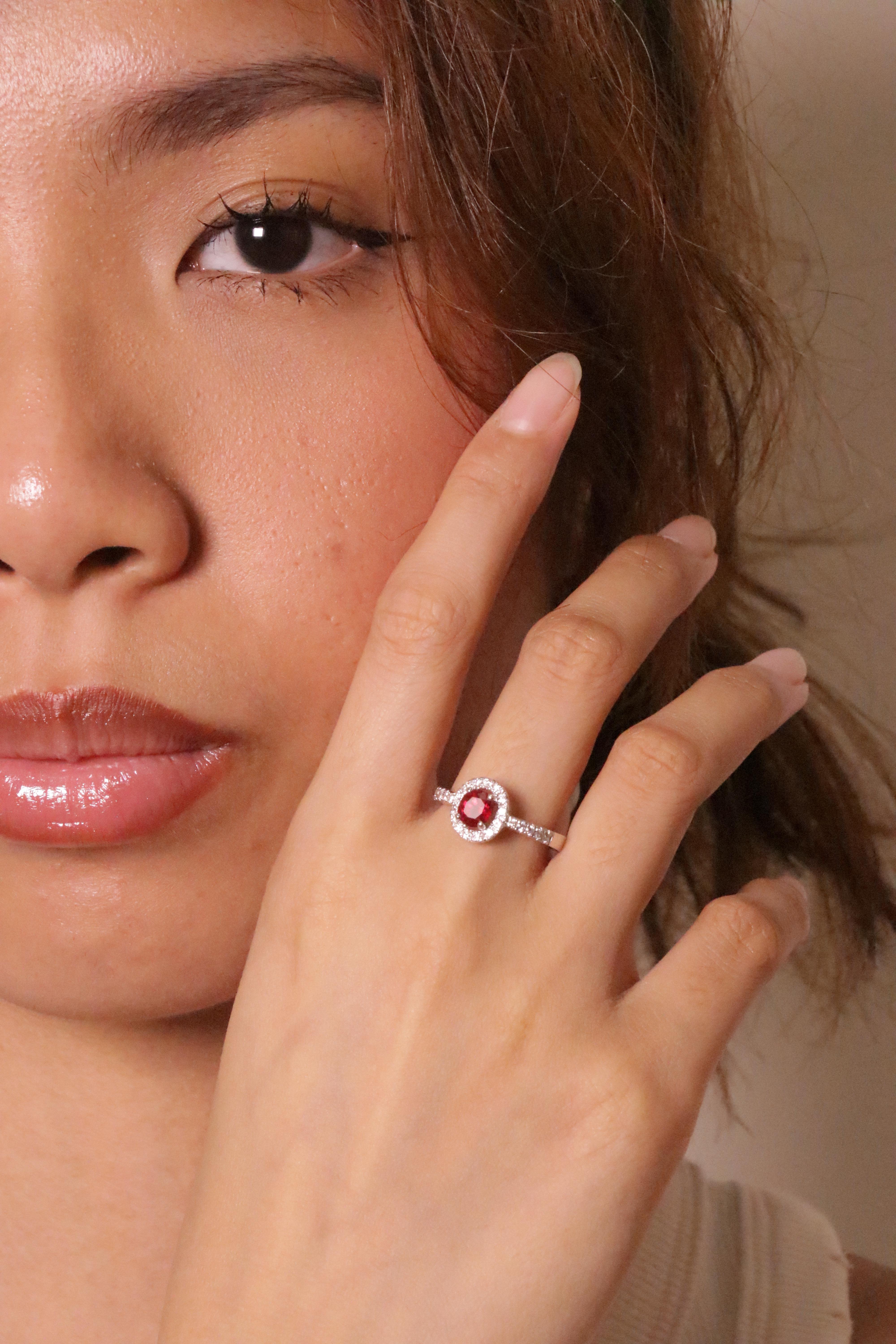 Anillo de compromiso de diamantes y zafiro rosa intenso de Ceilán certificado GRS de 1,85 quilates en venta 6