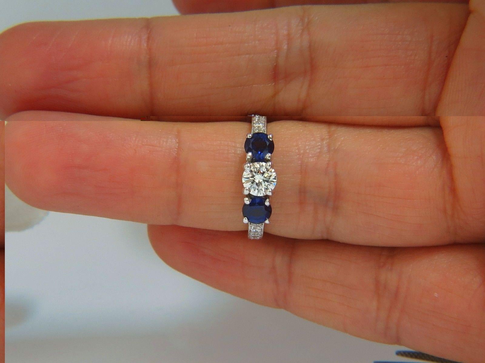 Round Cut 1.85 Carat Natural Blue Sapphire Diamonds Ring 14 Karat Classic Three Bead Set For Sale